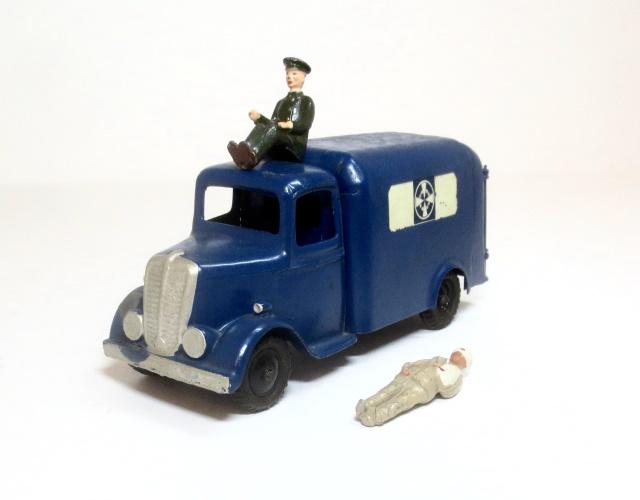Britains #1513 Volunteer Corps Motor Ambulance: Post war issue. 3 pieces. Excellent condition (paired with Crescent wounded, missing stretcher). Unboxed.