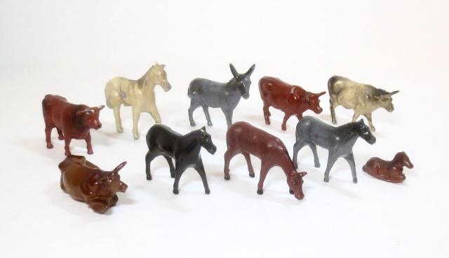 American Metal & Lincoln Logs Farm Animals: 10 pieces. Near mint to very good condition (large horse's leg repaired). Unboxed.