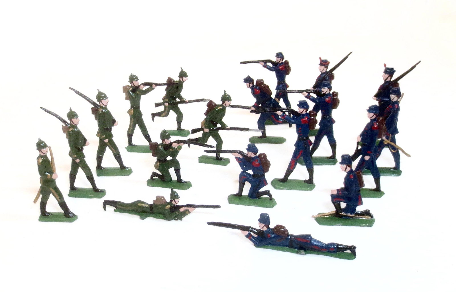 Modern Demi Ronde French & Hungarians: 60mm tall. 19 pieces. Near mint condition. Unboxed.