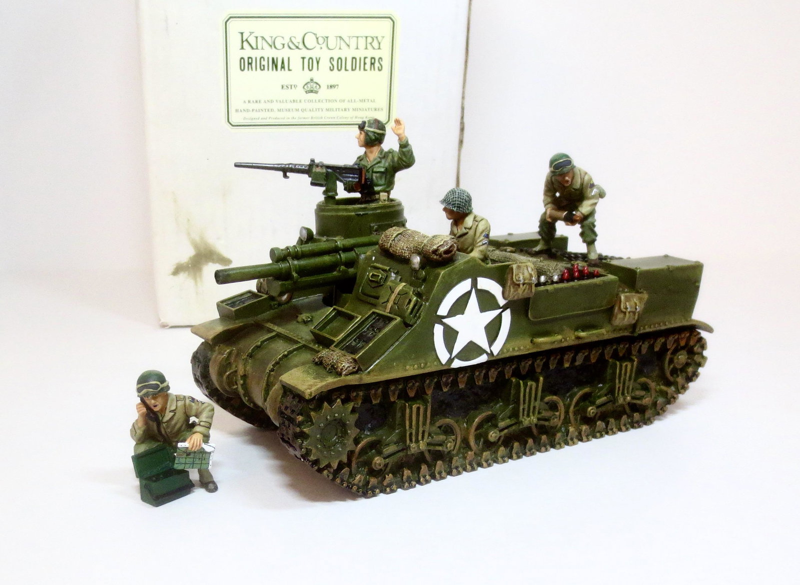 King & Country #DD030 M7 Priest SPG: Self Propelled 105 Gun with crew. 5 pieces. Retired set. Mint in box. Box good