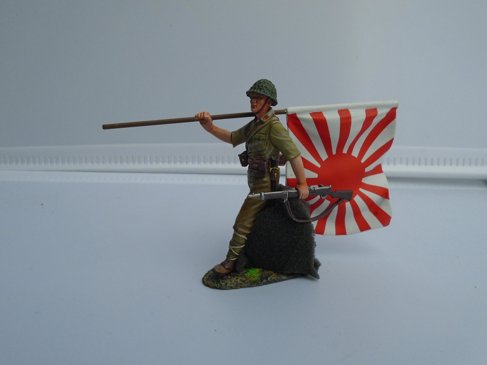 GUNN Club Miniatures RS057D: GUNN Club Miniatures - RS057D - Soldier Walking with Japanese Flag - Mint Condition. Box Excellent.