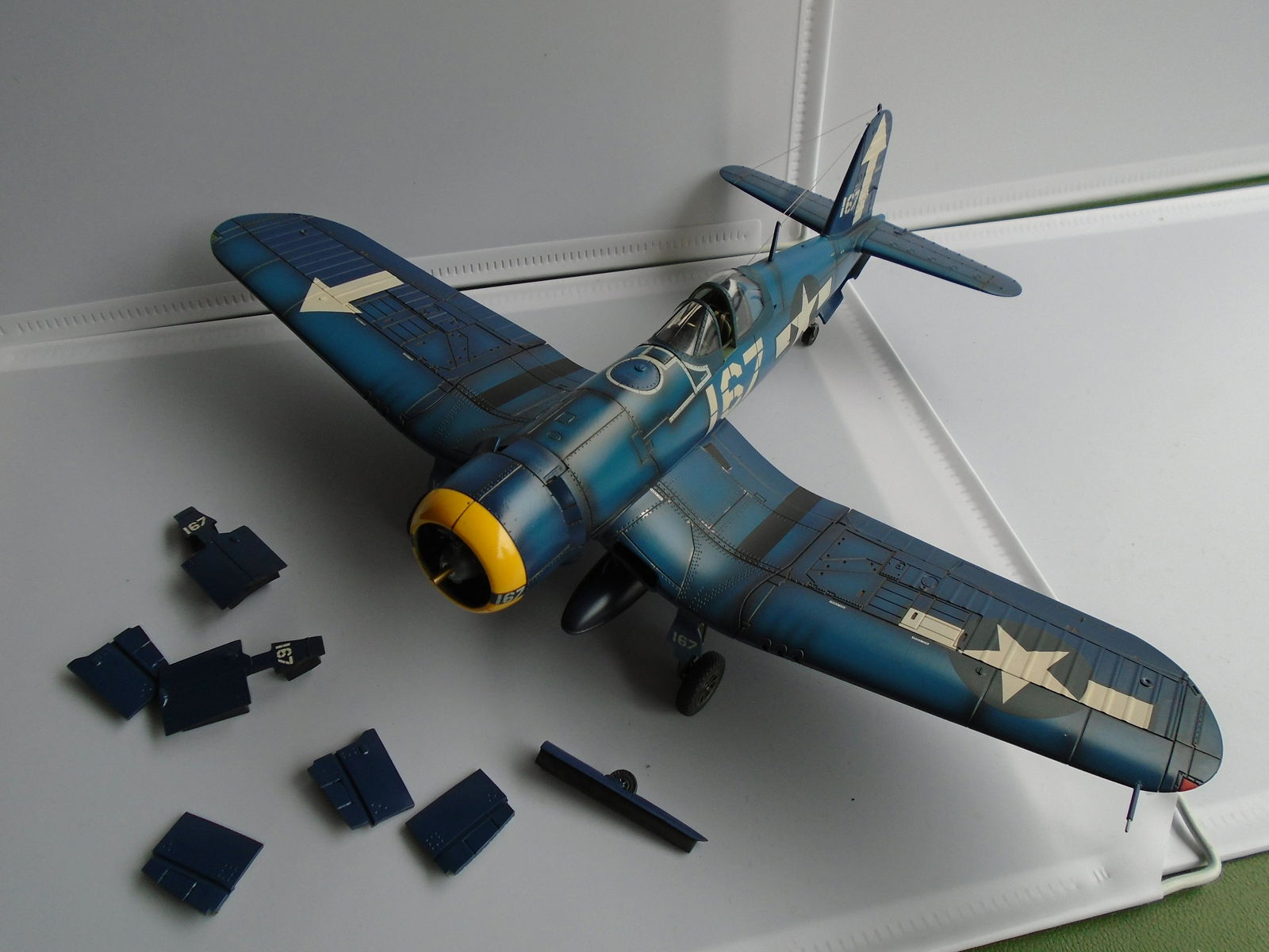 John Jenkins BH01(167) USS Bunker Hill: John Jenkins - BH-01(167) - The Second World War, USS Bunker Hill, Vought F4U-1D Corsair, VF-84, White 167, 57803, February 1945, LT. CDR. Roger Hedrick. (9 pcs) - Mint Condition. Box Excellent.