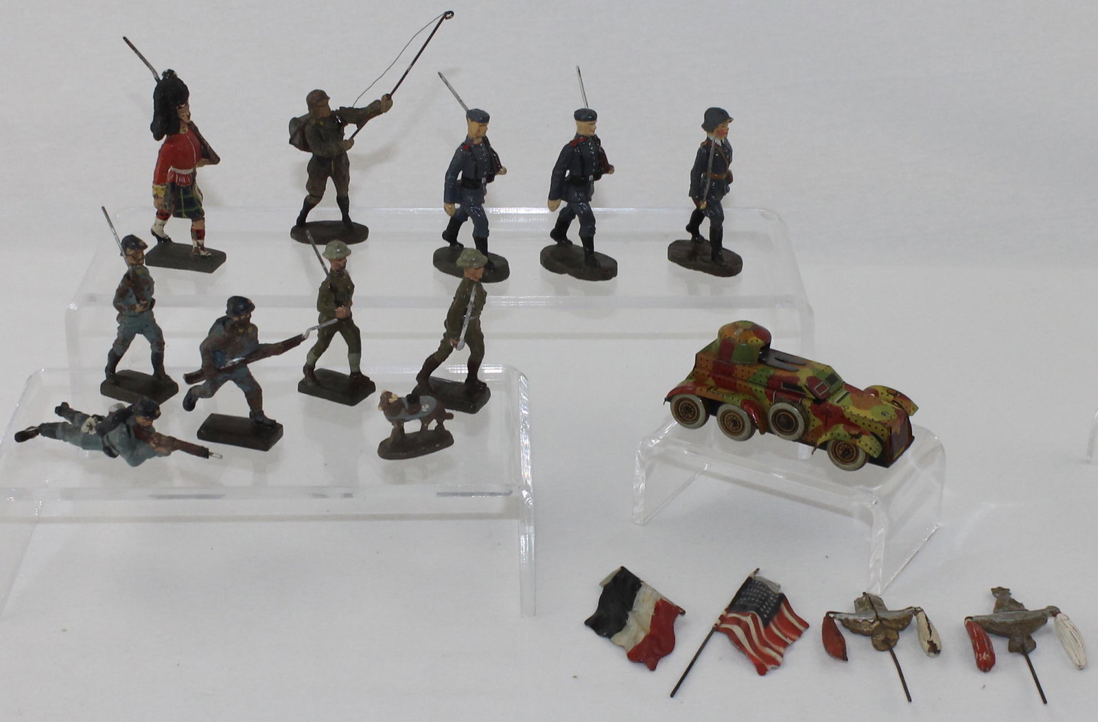 Lineol Elastolin Lot Doughboys Flak Artillery: Lot includes 3 Elastolin 7cm Flak Artillery Figures, German Stringing Telegraph Wire, 6cm Medical Dog, 2 Lineol US 6.5cm Doughboys, 3 Lineol 6.5cm French Infantry, Lineol 7.5cm Highlander, American Fl