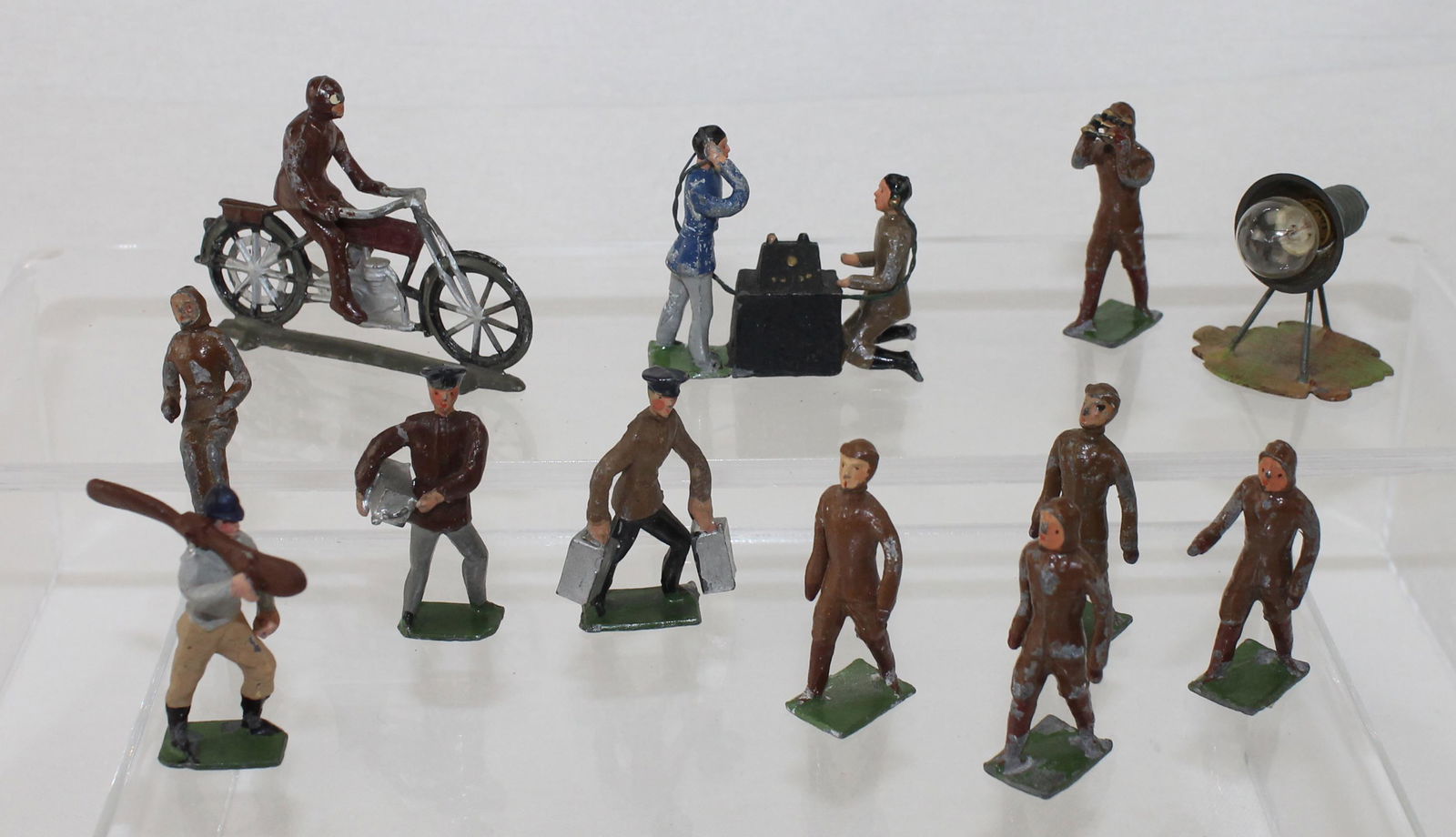 Heyde Lot Airport Figures (1 of 4)