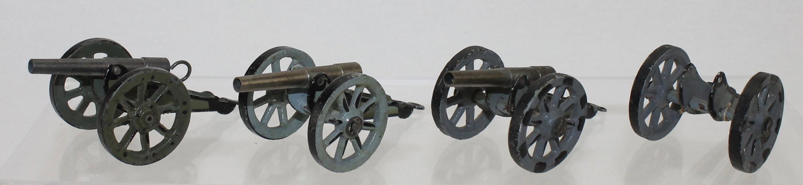 Marklin Lot Small Cannons: Lot includes #8021/00 Pea Shooter Cannon in Green, 2 #8021/00 Powder Charge Cannons and One Carriage Lacking Gun Barrel. 4 Pieces. Condition Very Good. One Carriage and Cannon with Retouched Wheels. M