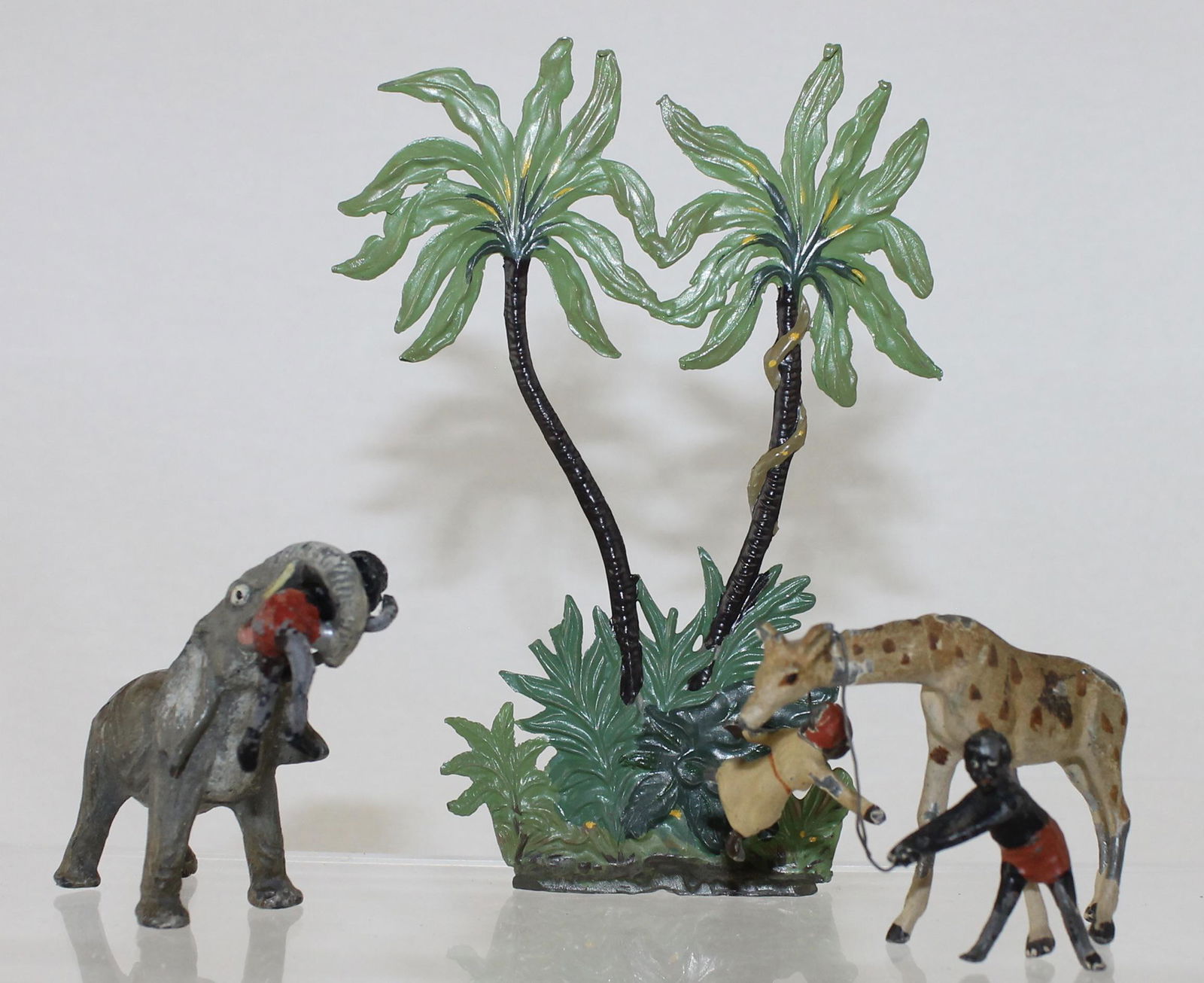 Heyde Lot Souvenir Figures Children with Giraffe (1 of 2)