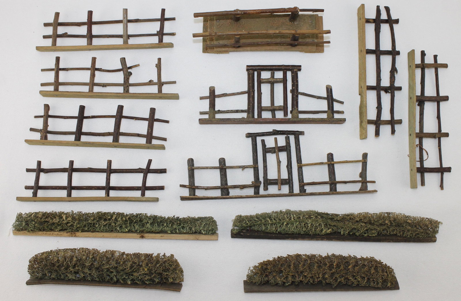 Putz Lot of Medium Wood Fencing: Lot includes Medium Fence Sections, Bridge and 2 Gate Sections. Fence Sections Measure 18cm to 24cm Long x 4cm Tall. Includes 4 Loofah Bushes. Made in Germany. 13 Pieces. Condition Good. No Box.