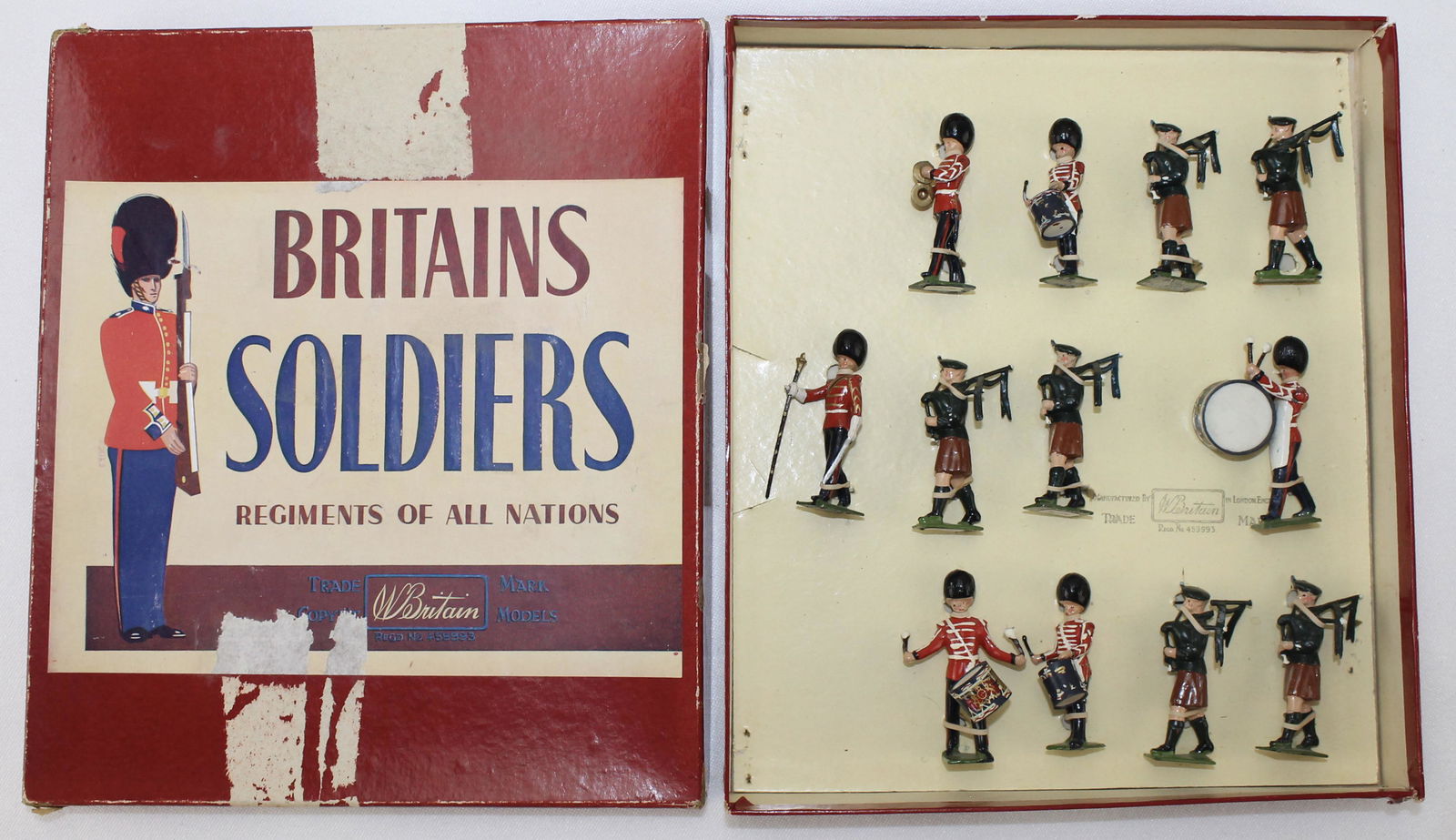 Britains Set 2096 Irish Guards Pipes and Drums (1 of 2)
