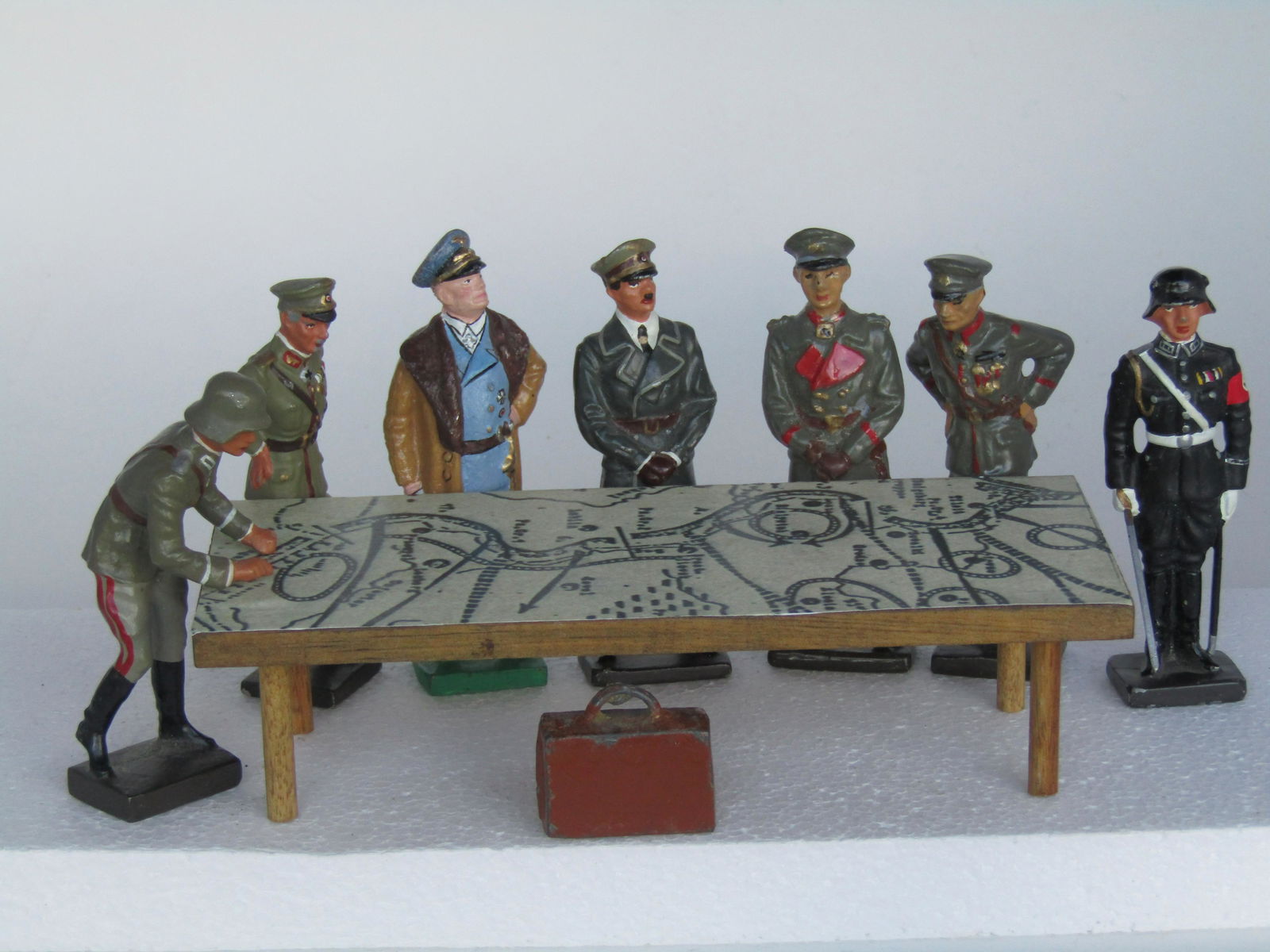 Lineol 7 cm cast in metal (1 of 2)