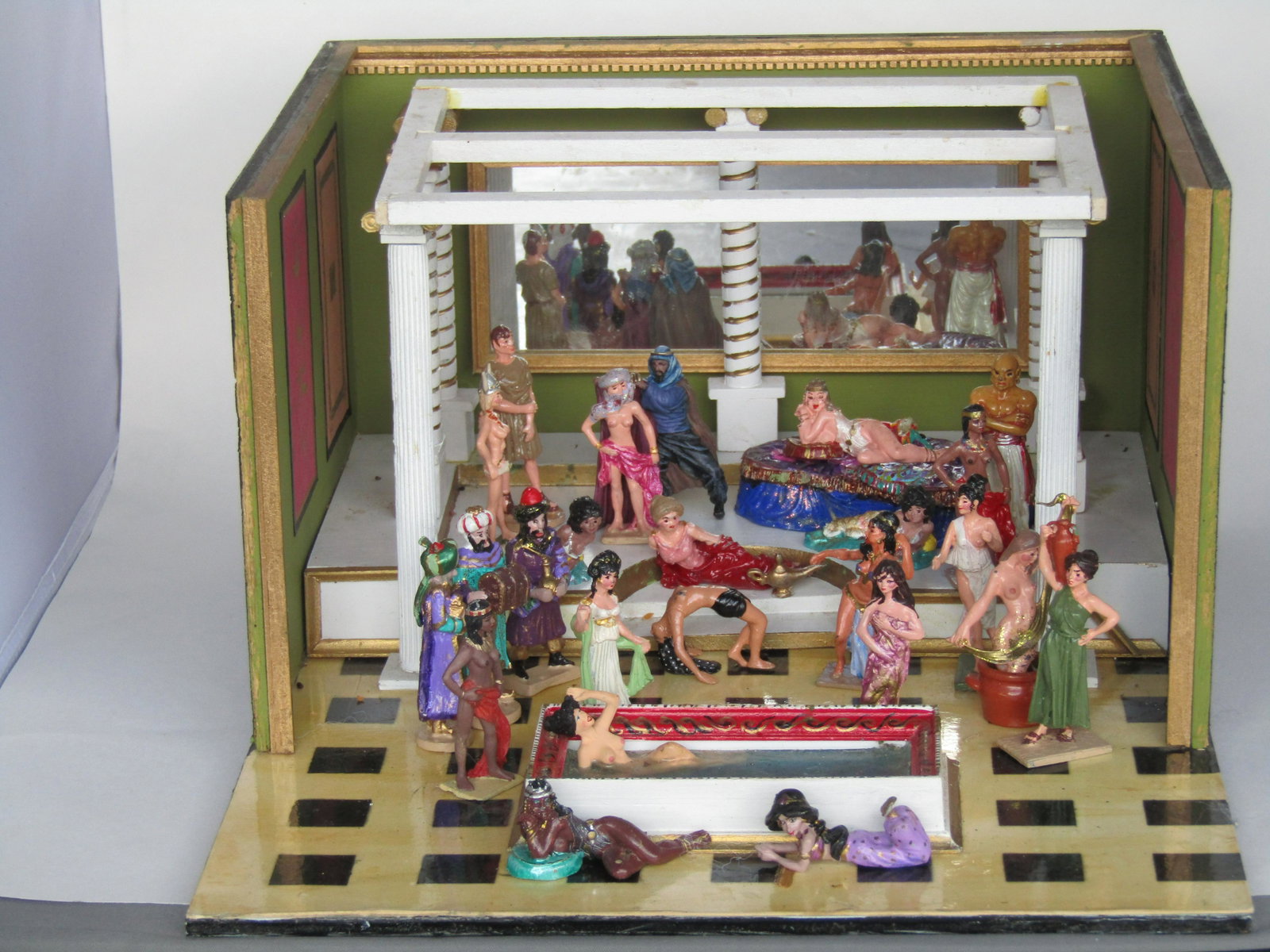Exotic Harem diorama in 54 mm: Includes Classical Bath Building and 25 figures. Excellent Condition.