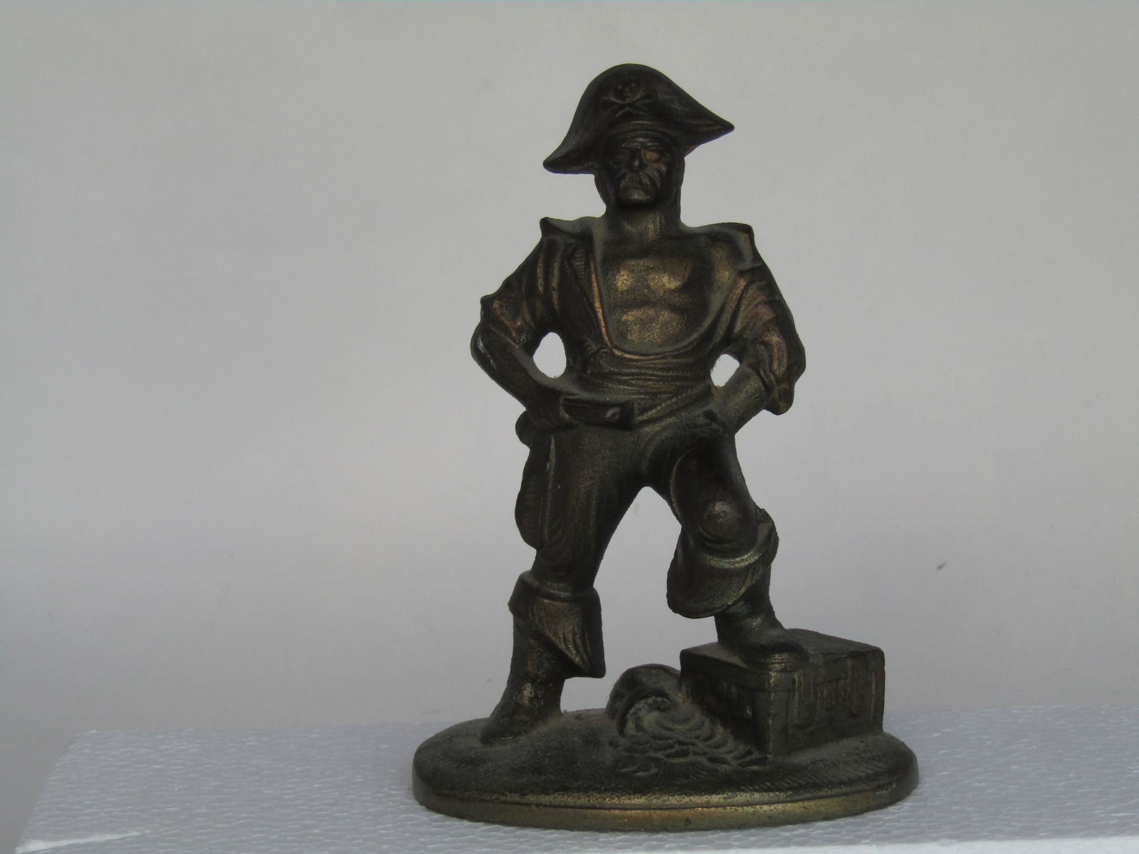 120 mm Bronze Pirate Captain (1 of 2)