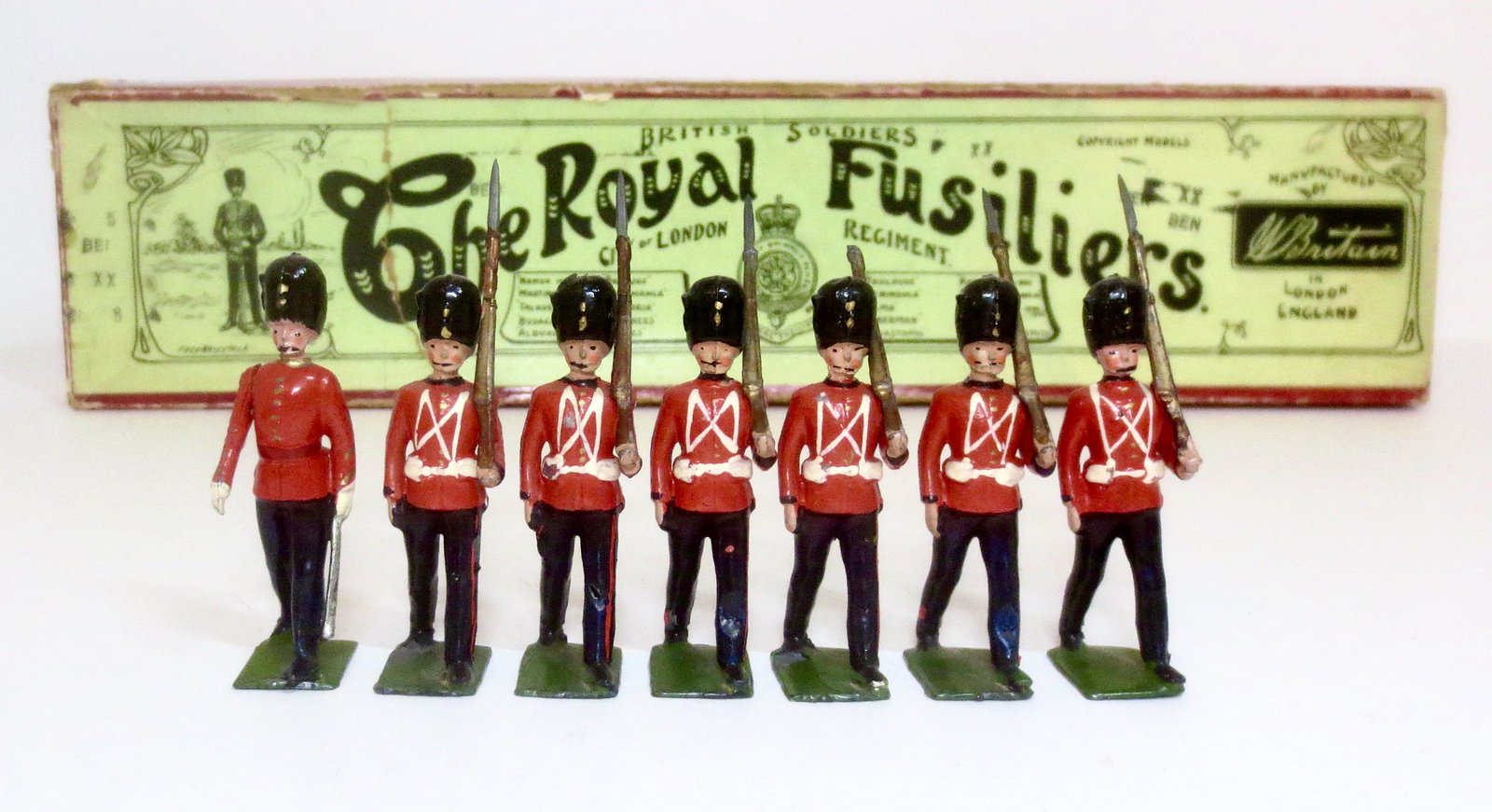 Britains #7 City of London Royal Fusiliers: Pre war issue. 7 pieces. Excellent to good condition (one missing bayonet). Box fair with top taped repairs).