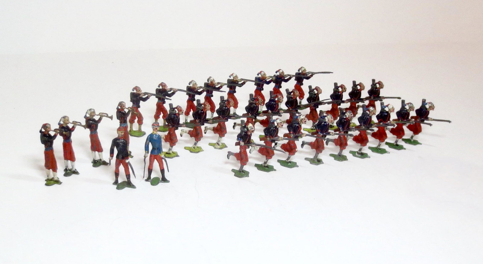 Haffner Demi Ronde Zouaves: 40mm tall. 33 pieces. Most missing bayonets and one broken rifle, otherwise in good condition. Unboxed.