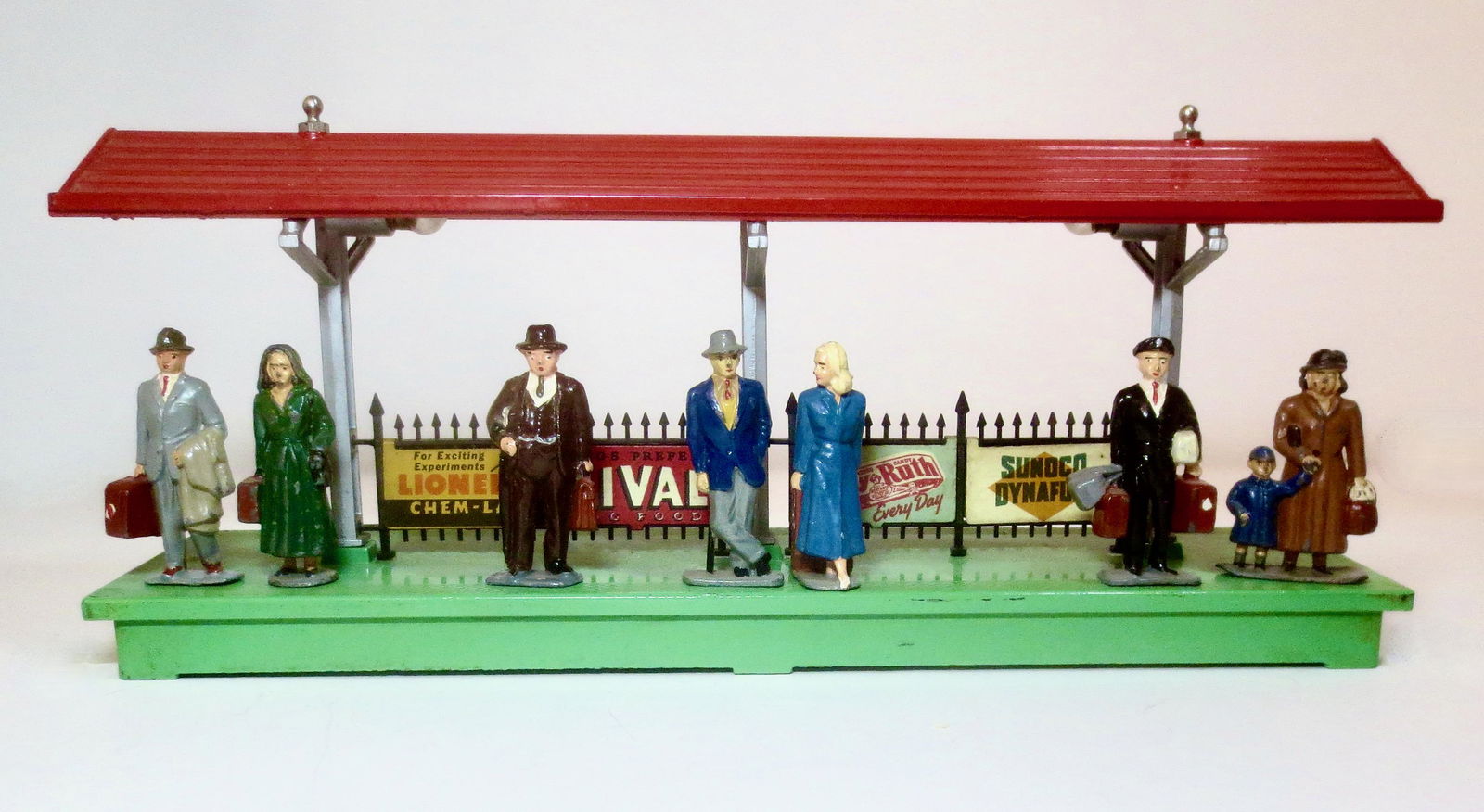 Timpo Railway Figures with Lionel Tin Station (1 of 2)