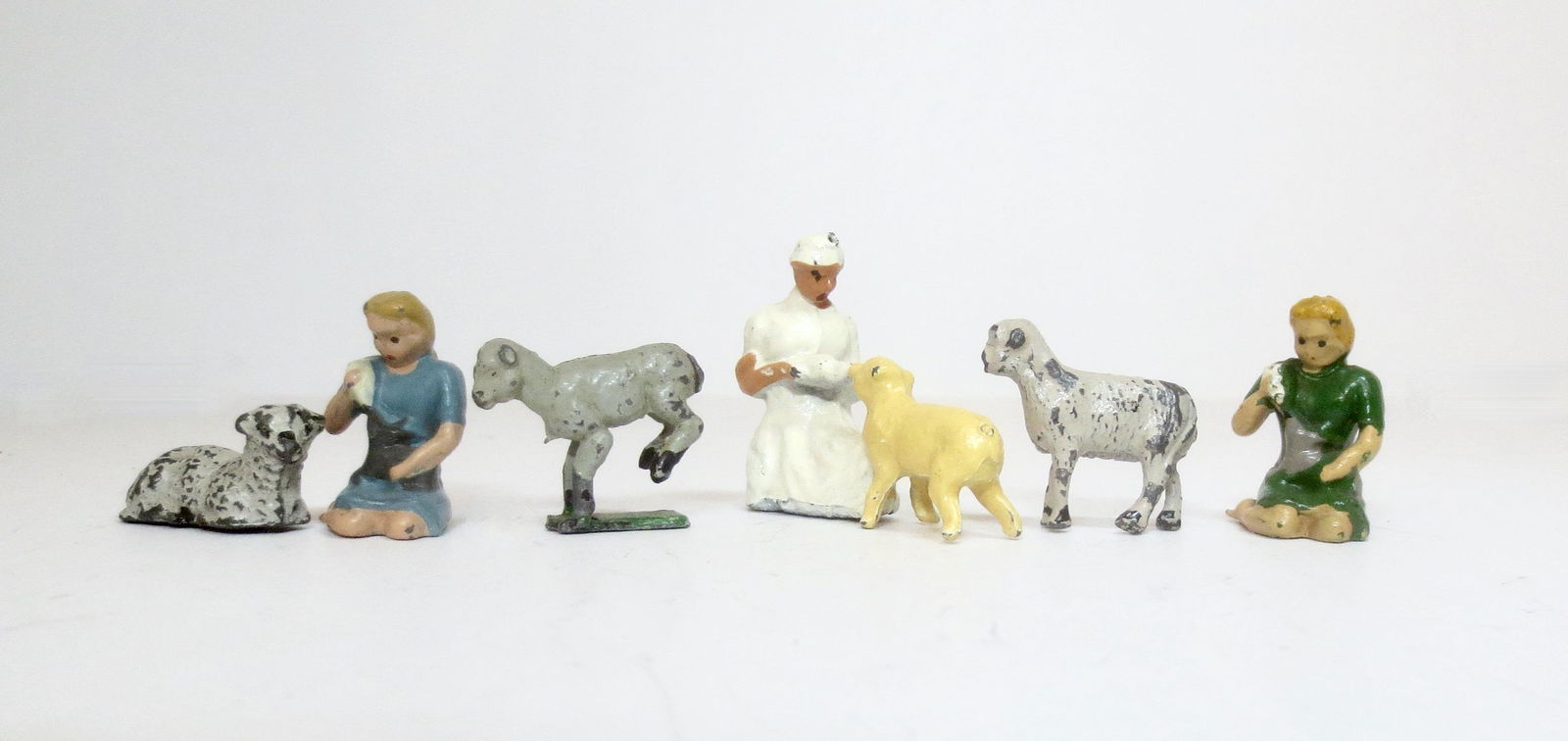 Taylor & Barrett and Crescent Girls with Lambs (1 of 2)