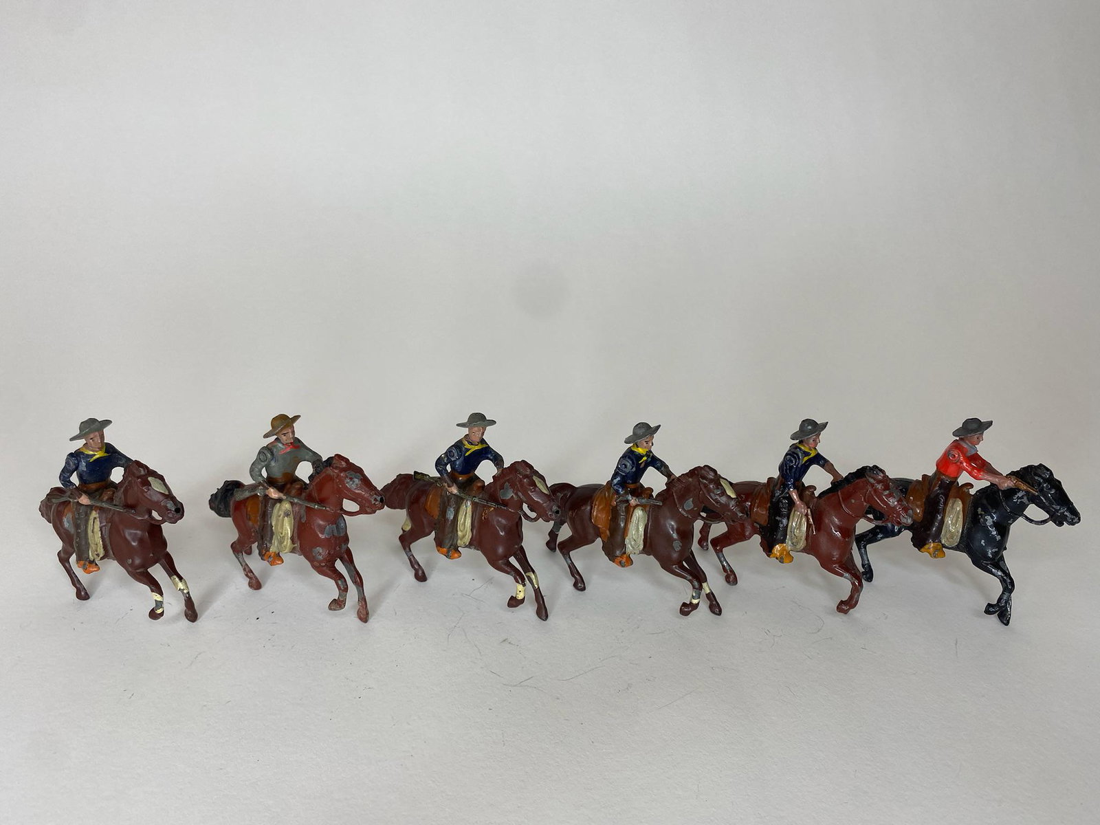Britains Paris Office Cowboys on Horseback: Britains Paris Office Cowboys on horseback - 3 with rifles, 3 with pistols. Marked depose. Circa 1918. 6 pieces. No box. Condition excellent.