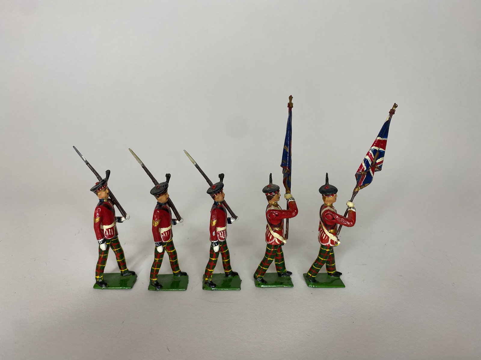 Royal Scots Color Guard: Royal Scots Color Guard. 3 troops, 2 flag bearers. 5 pieces, goes with set 212. No box. Condition excellent.