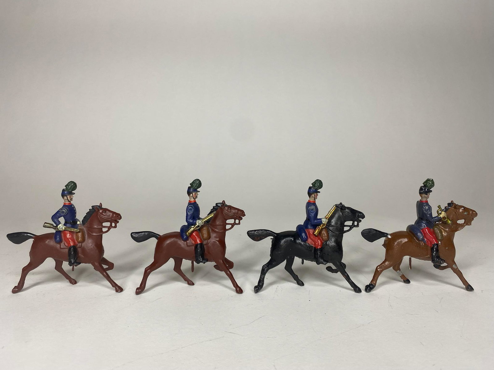 Britains Paris Office Chasseurs a Cheval: Britains Paris office Chasseurs a Cheval short carbines. 3 troops, 1 bugler. Double dated and marked depose. Circa 1912. Provenance Bonham 6/26/2003 #28. 4 pieces. Condition excellent.