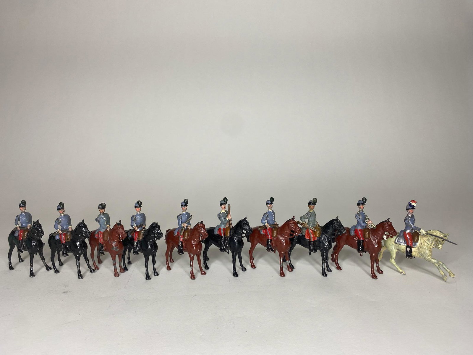 Britains Paris Office Chasseurs a Cheval: Britains Paris office Chasseurs a Cheval at halt with short carbines. 7 troops, 1 bugler, 1 Officer. Double dated and marked depose. Circa 1916. 9 pieces. Condition excellent; Non-matching and one tro