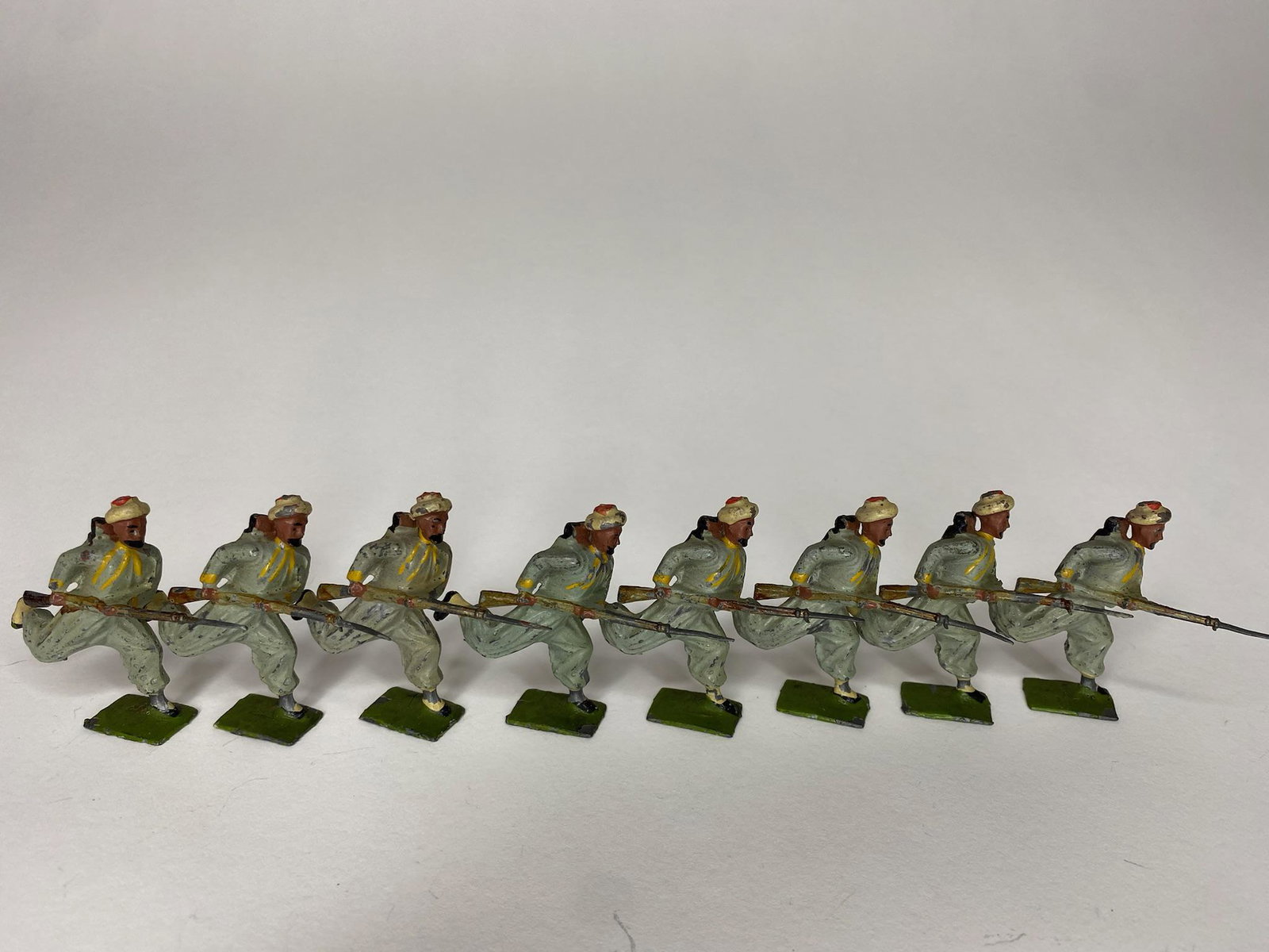 Britains Paris Office Turcos: Britains Paris Office Turcos. Early version Paris office paint, marked depose. Fixed bayonets charging. Circa 1917. 8 pieces. Condition excellent.