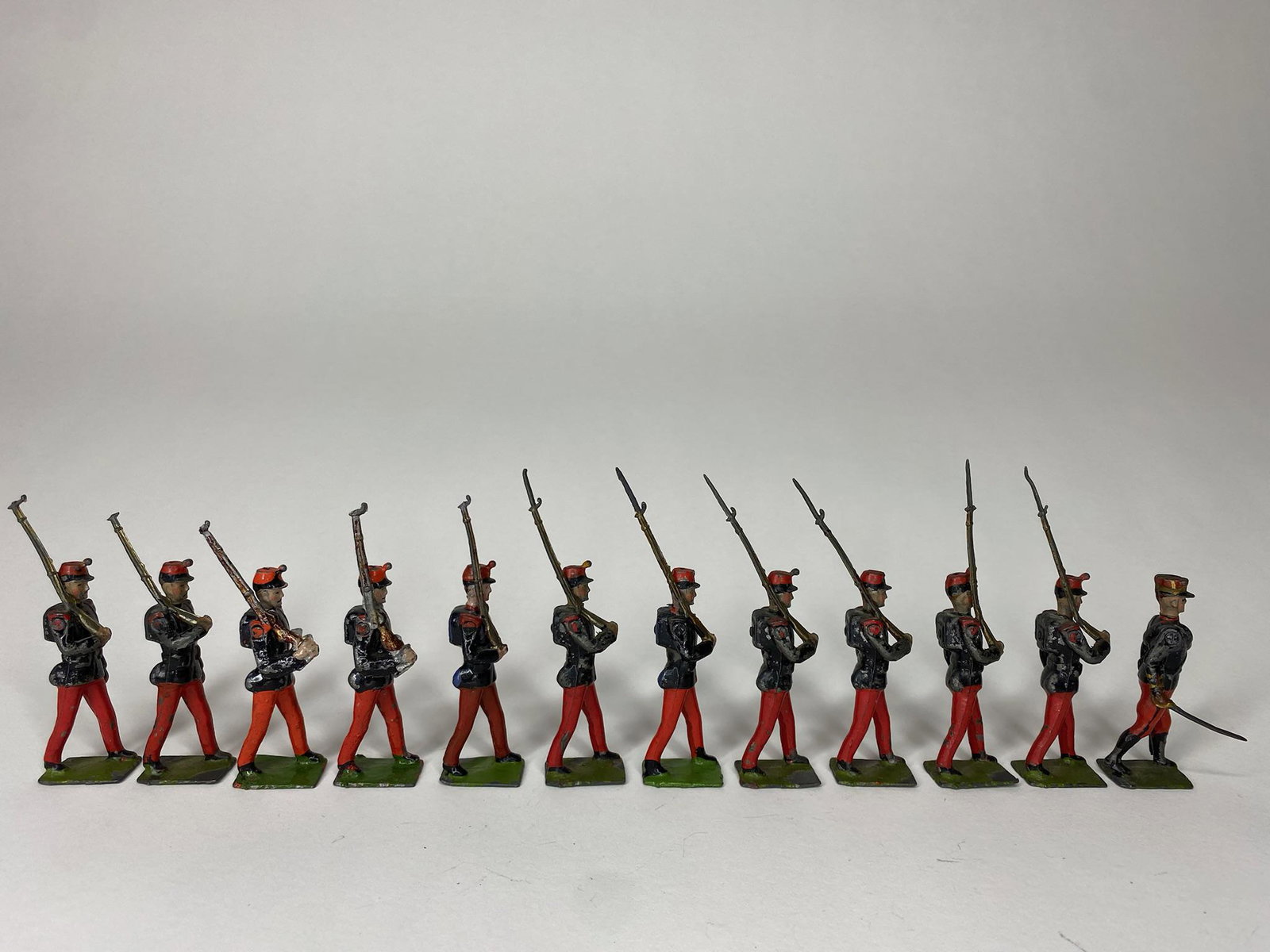 Britains Paris Office Infantrie en Grande Tenue: Britains Paris Office French Infantrie en Grande Tenue. Dated and marked depose. 11 troops. Opie's pg. 133 photo 221. Circa 1915. 12 pieces; Missing 5 bayonets. Condition very good.