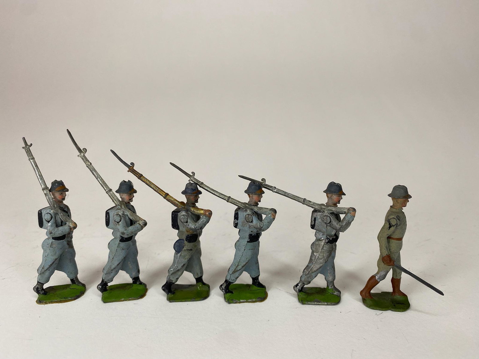 Britains Paris Office French Infantrie: Britains Paris office French Infantrie, steel helmet at slope, fixed bayonets. 5 troops and 1 officer. Circa 1917. 6 pieces. Condition excellent.