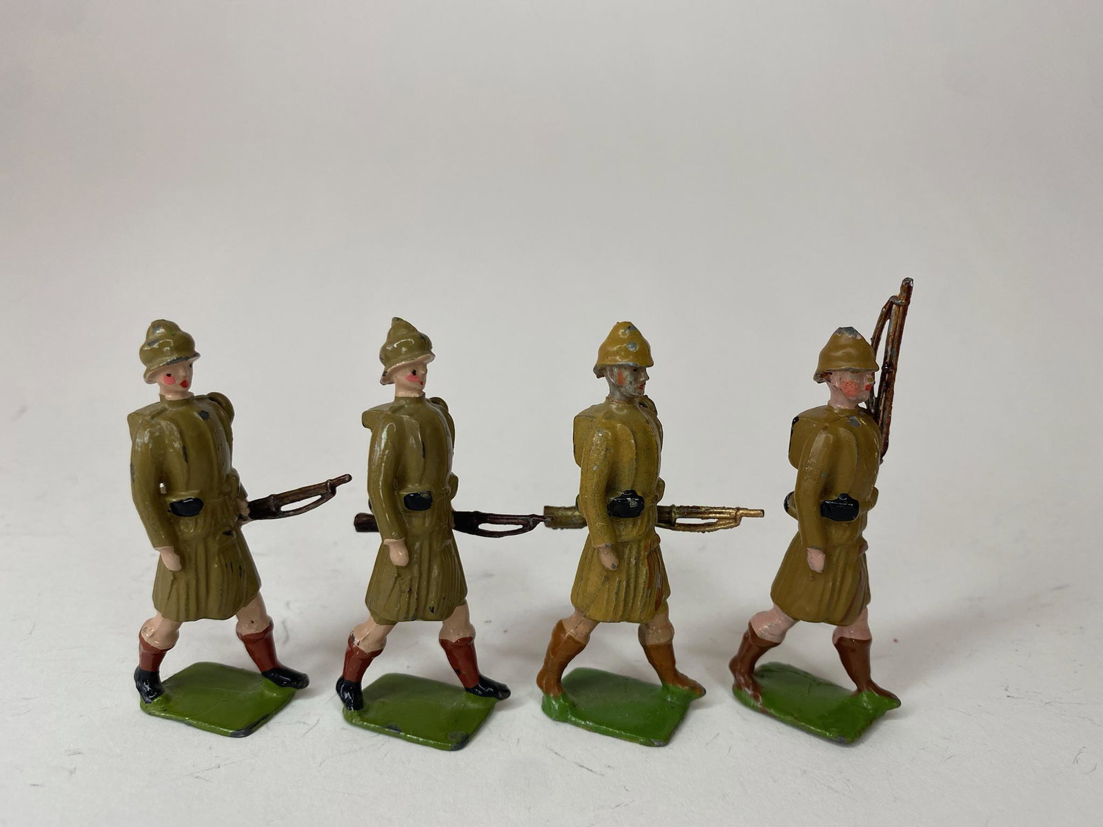 Britains Paris Office Highlanders in Service Dress: Britains Paris Office Highlanders in Service Dress. Khaki uniform. Dated 1902. Very rare item. Circa 1910. 4 pieces. Condition excellent; Non-matching.