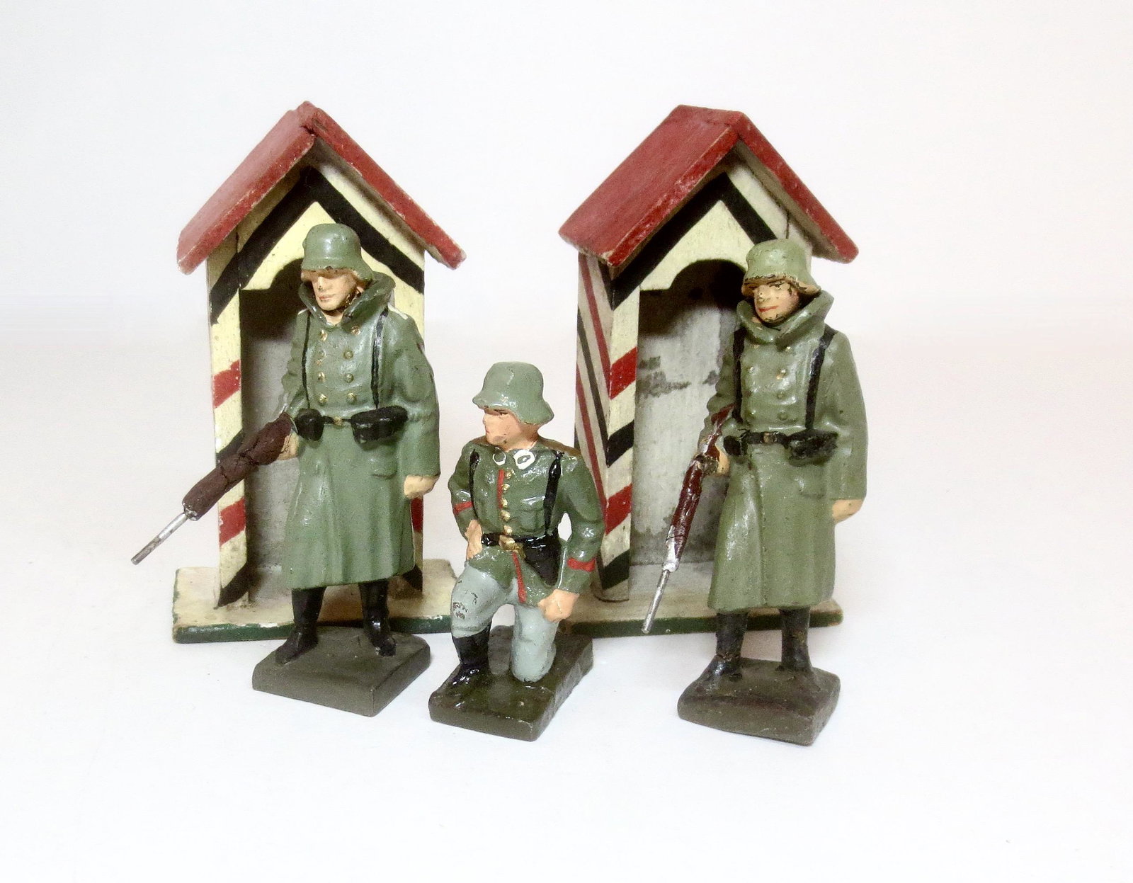 Lineol Sentries with Kneeling Officer: 5 pieces. Excellent to very good condition. Unboxed.