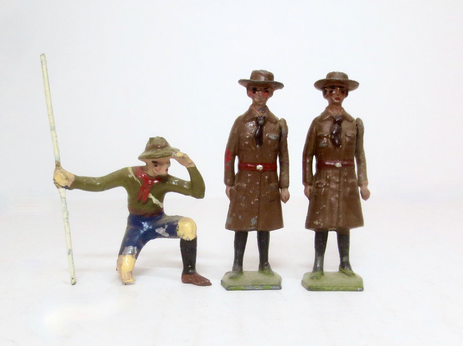 Renvoize Boy Scout Lookout: With two Britains Girl Scout Leaders. 3 pieces. Excellent to very good condition (some retouching on the Renovize Scout). Unboxed.