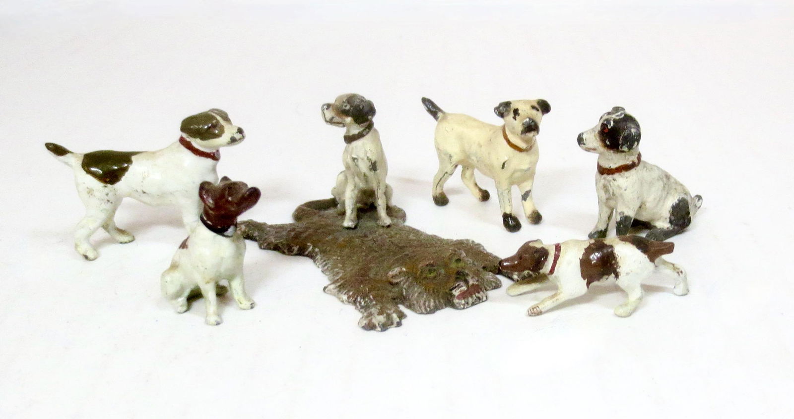 Heyde Dog on Tiger Skin Rug: With an assortment of other dogs. 30mm tall. 6 pieces. Excellent to very good condition. Unboxed.