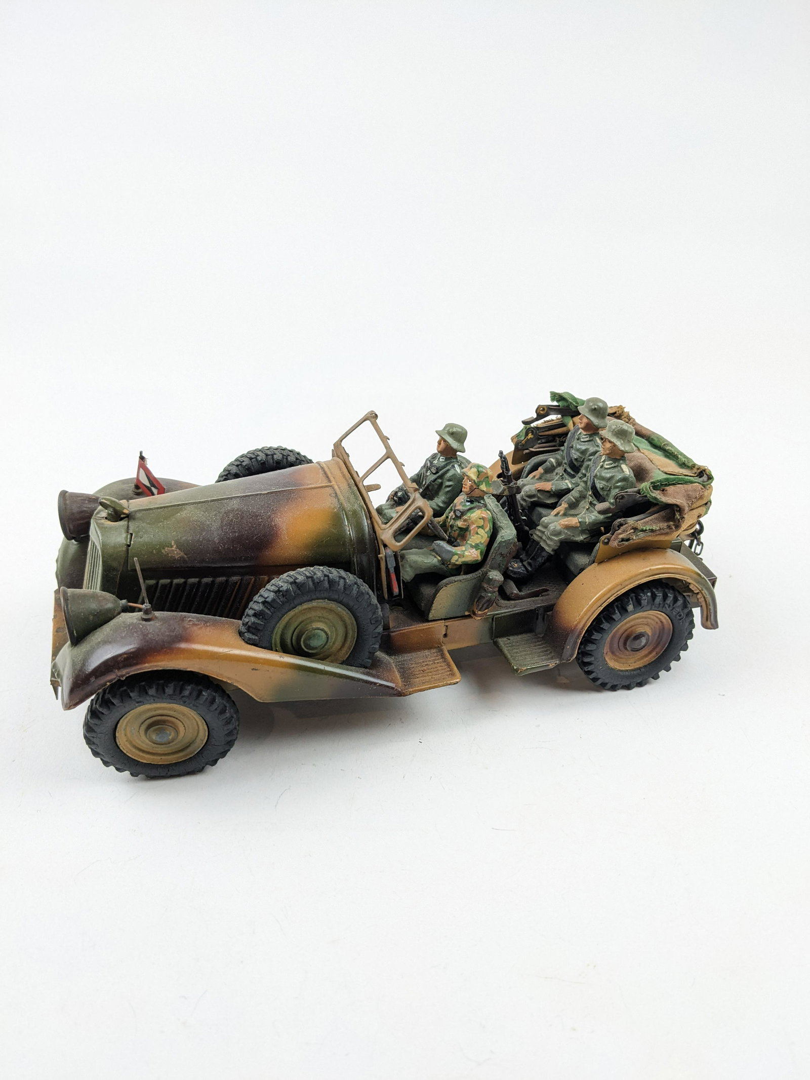 Lineol Kubelwagon Camo 4x10: 5 Pieces Condition Very Good (Crew Has Restoration) Missing 1 Flag