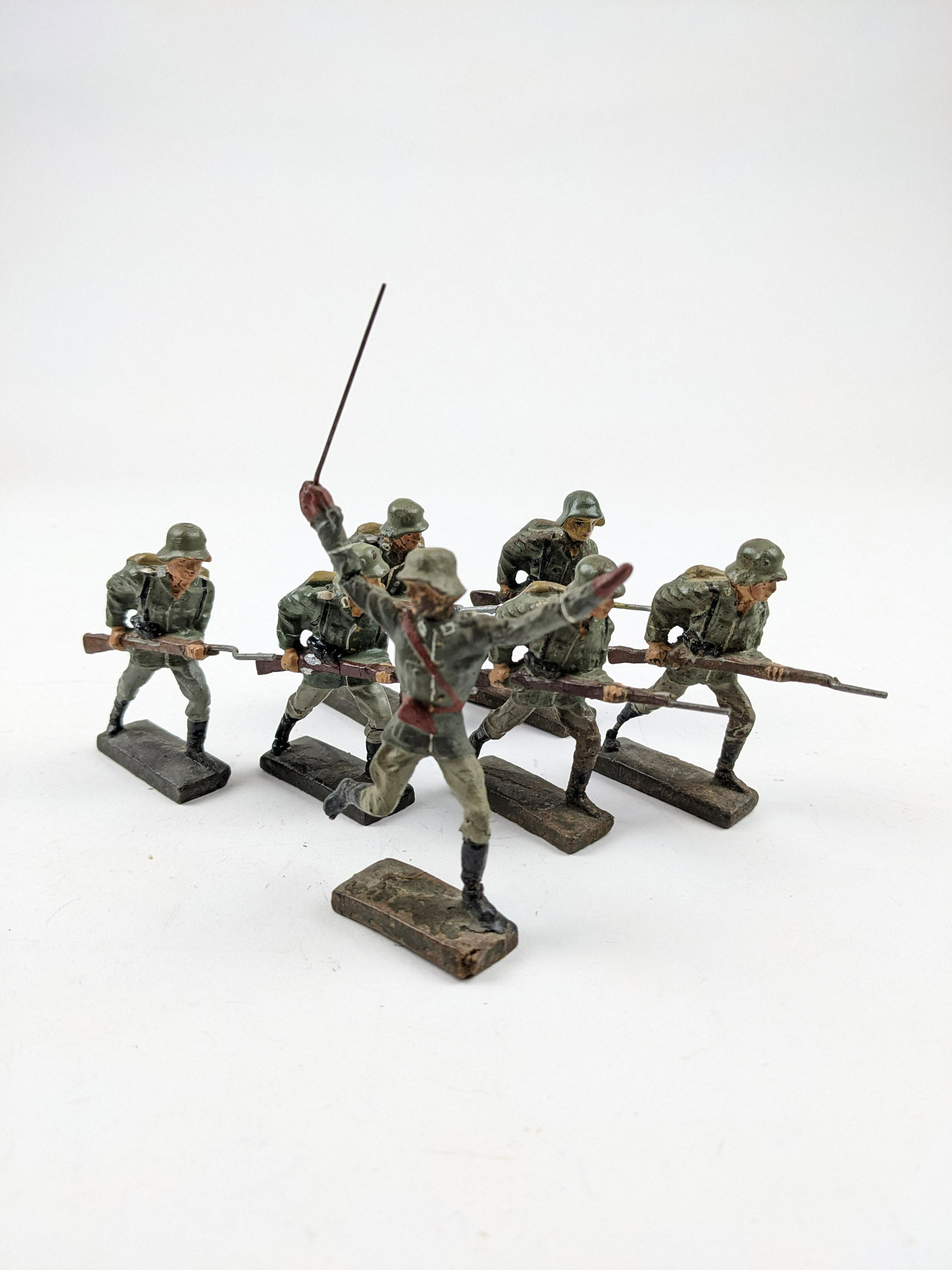 Lineol German Advancing With Officer 7cm: 7 Pieces Condition Very Good (1 Gun Repaired)