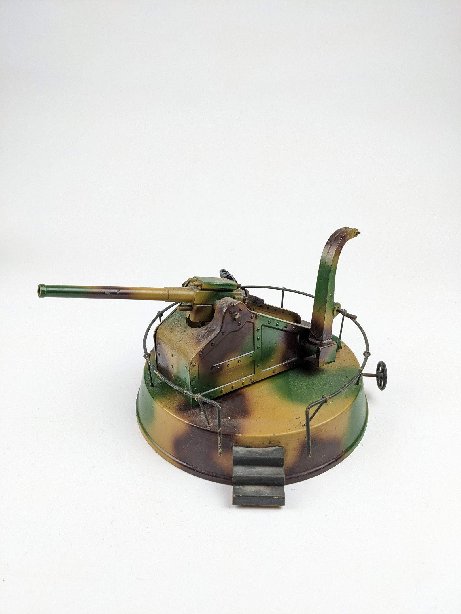 Hausser Coastal Gun 7" Round Camo: 1 Piece Condition Very Good (Missing Chain & Hook)