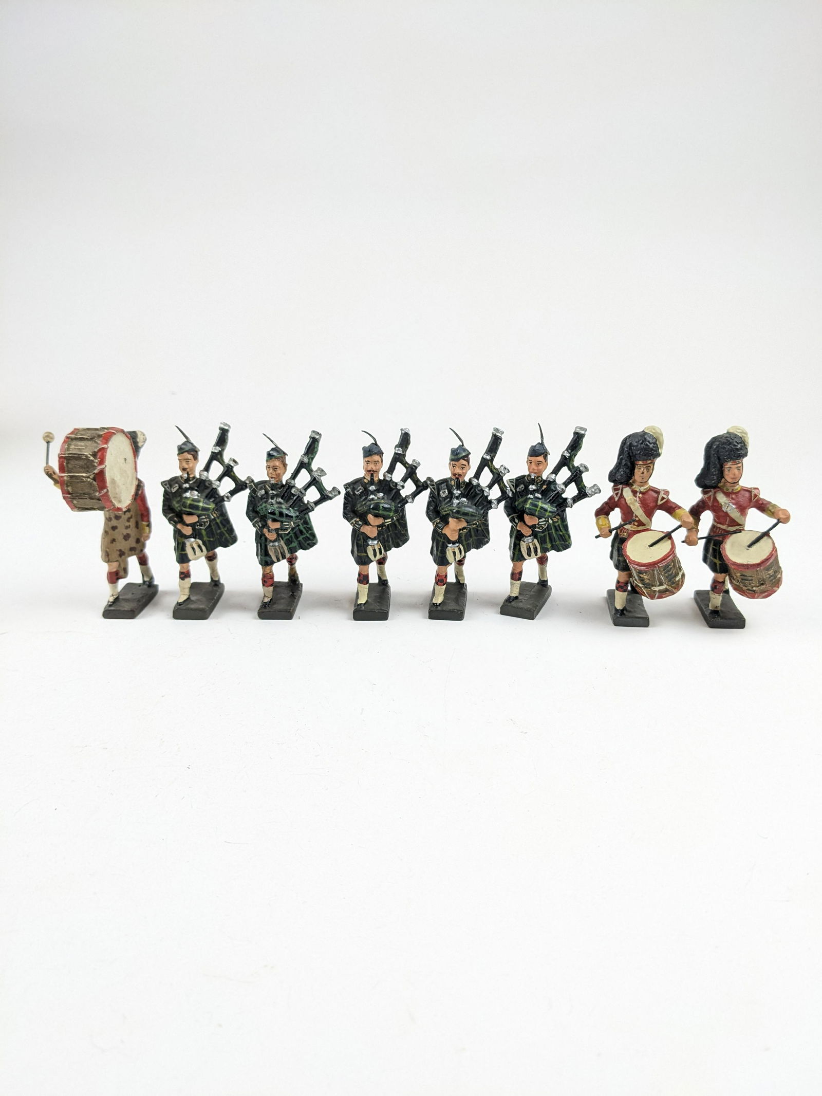 Lineol Scots Pipes And Drums 7.5cm: 8 Pieces Condition Good To Very Good (Mostly Overpainted)