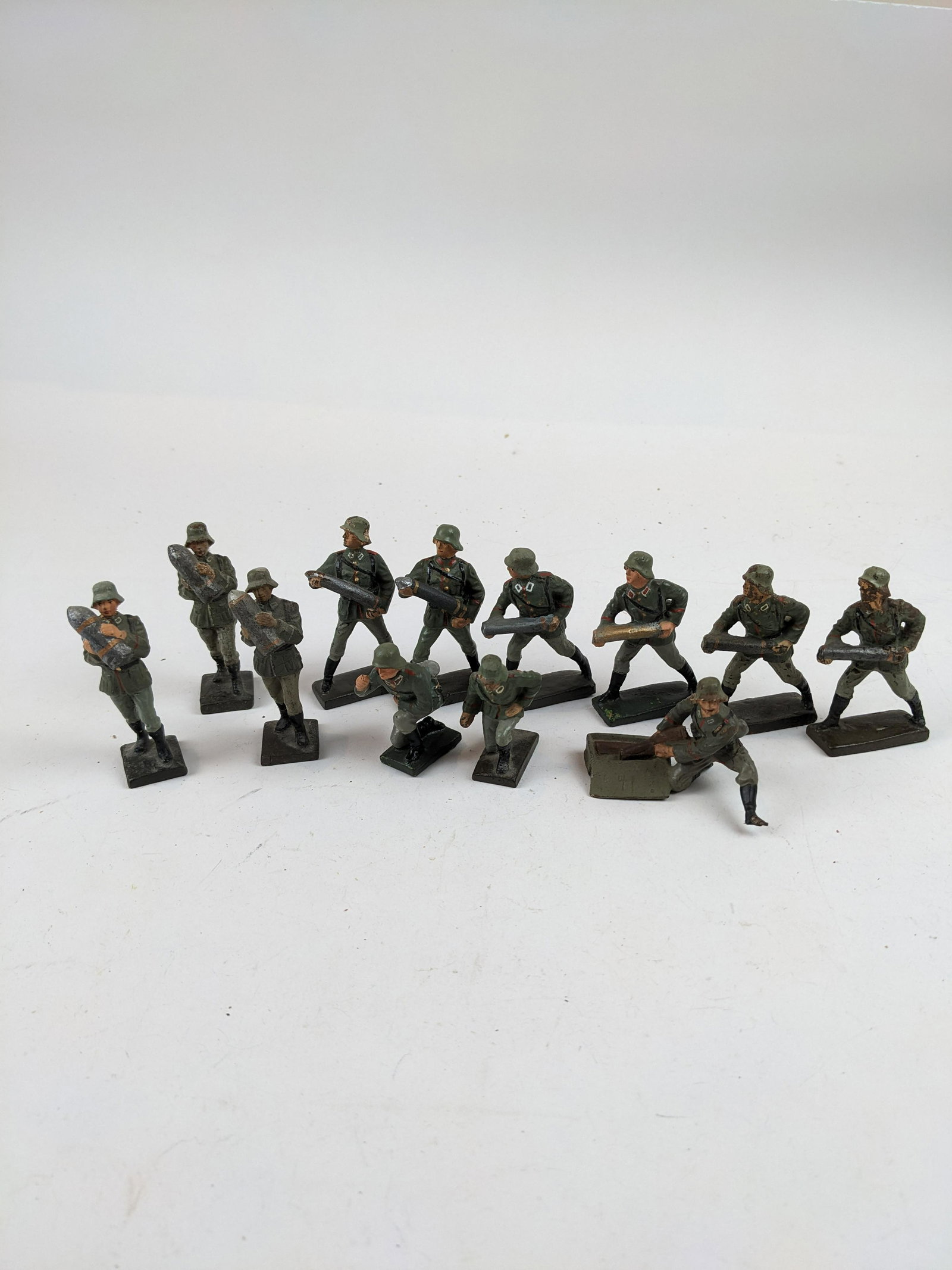 Lineol German Gun Crews: 12 Pieces Condition Good To Very Good
