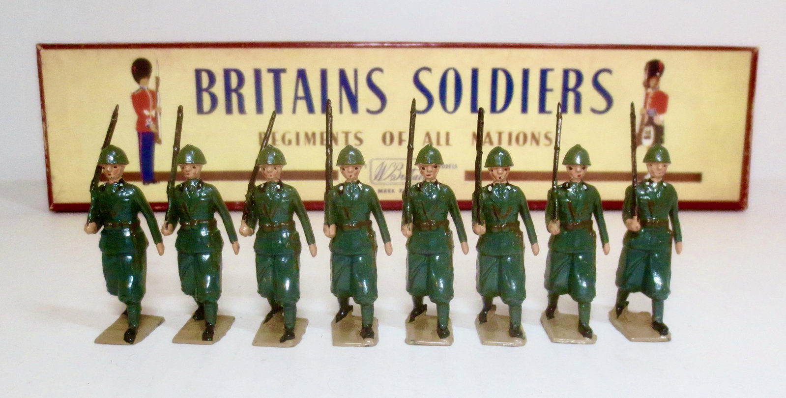 Britains #1435 Italian Infantry: Post war issue. 8 pieces. Mint to near mint condition. Box excellent