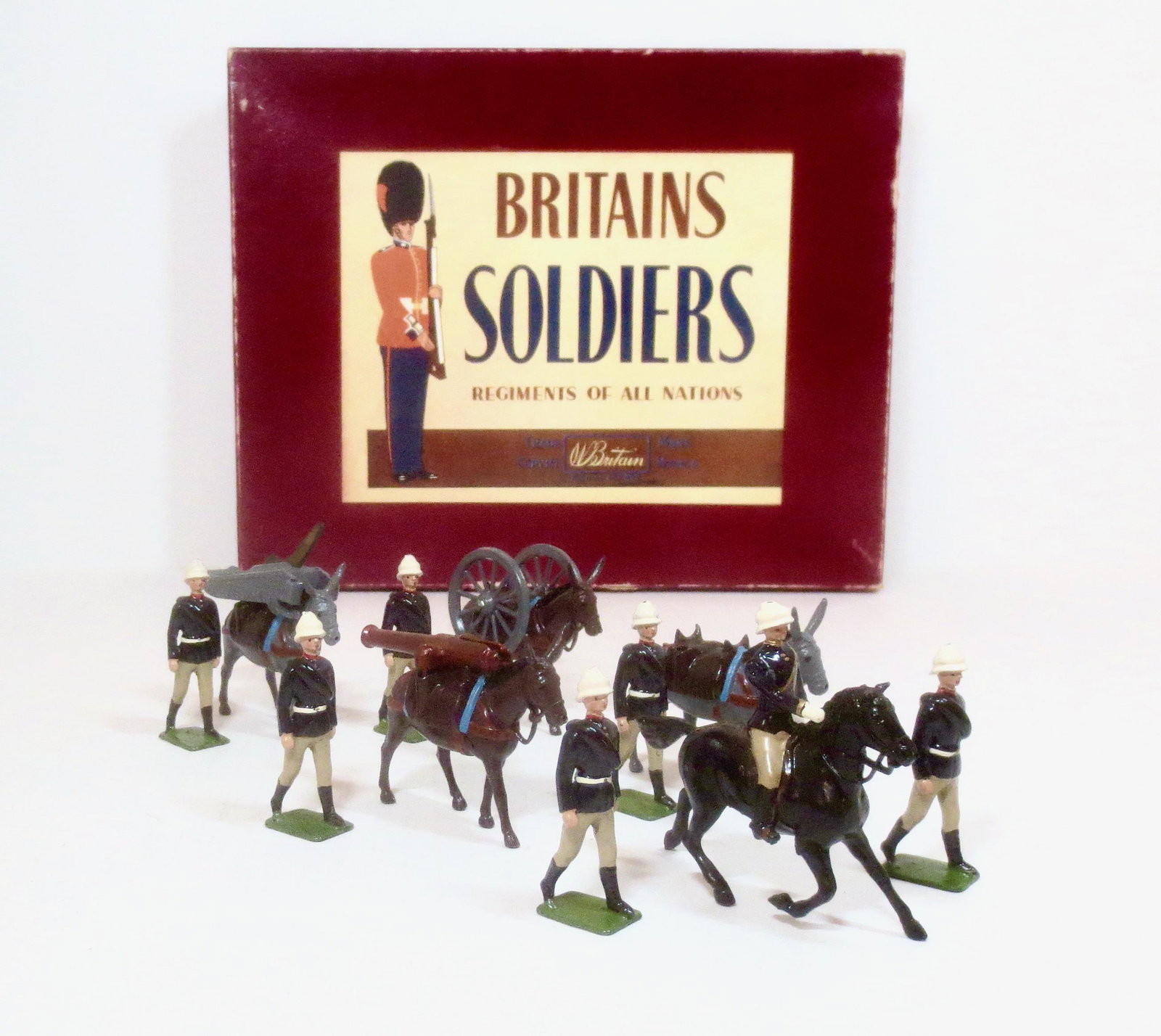 Britains #9420 Royal Artillery Gun & Detachment: Post war issue. 14 pieces (plus loose shells). Mint to near mint condition. Box excellent.