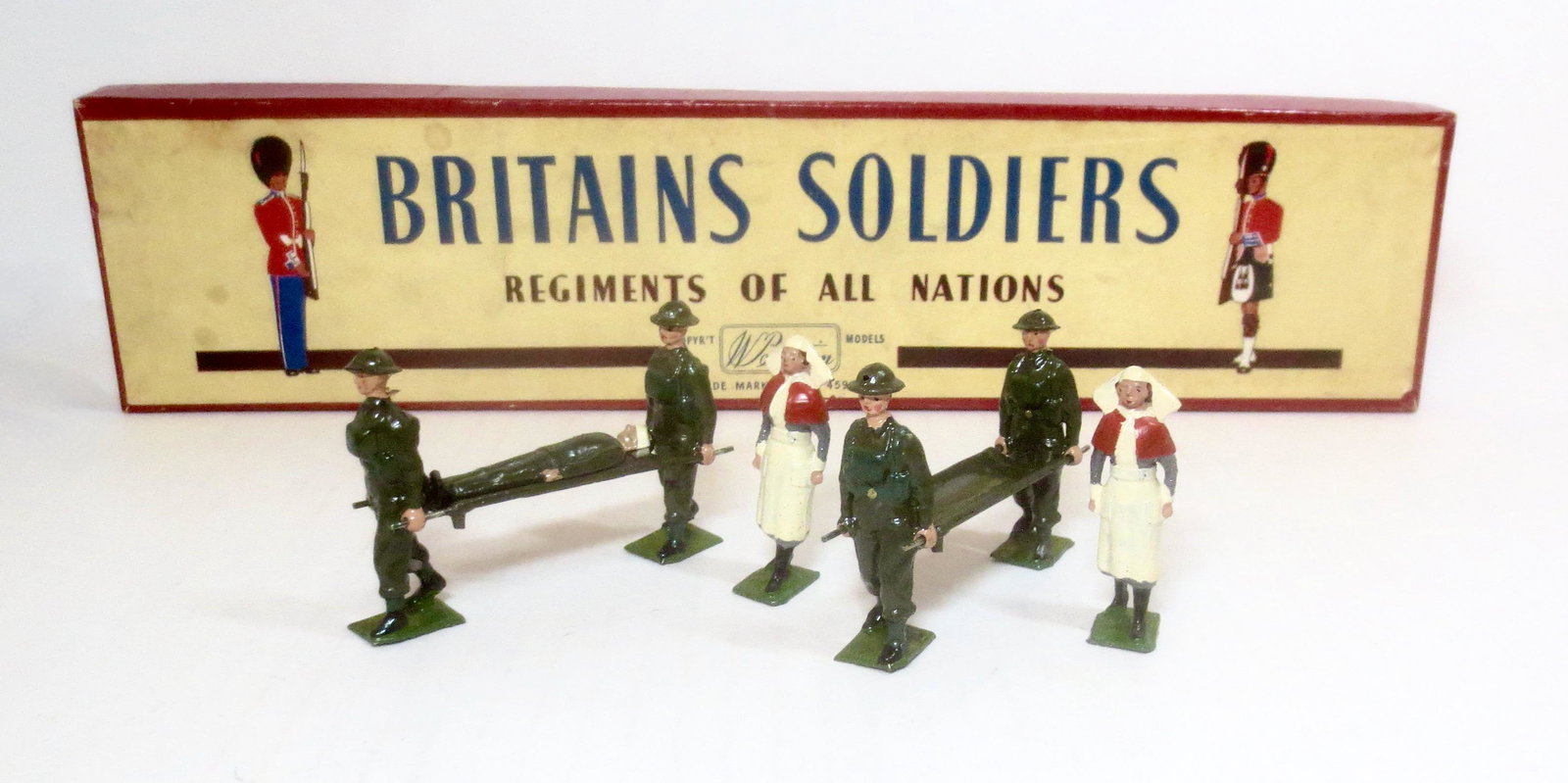 Britains #1723 Royal Army Medical Corps Unit: Post war issue. 9 pieces. Mint to near mint condition, with an excellent box.