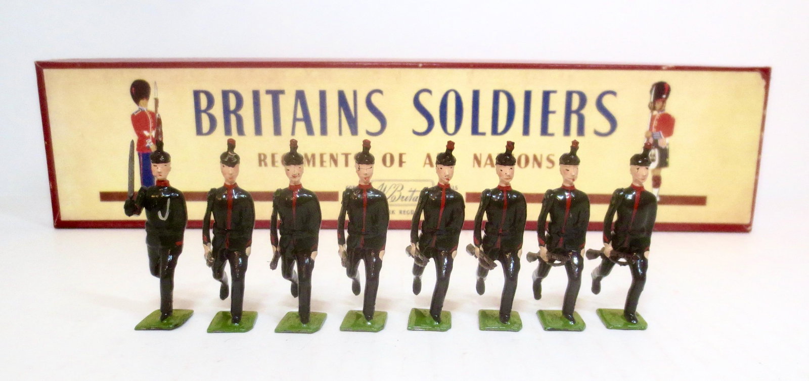 Britains #98 King's Royal Rifle Corps: Running at the trail. Post war. 8 pieces. Mint condition. Box very good (one top side split).