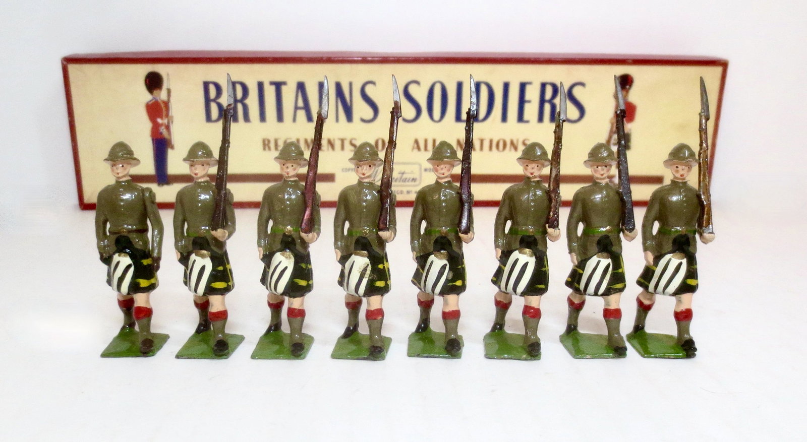 Britains #1901 Cape Town Highlanders: Post war issue. 8 pieces. Mint to near mint condition. Box excellent.