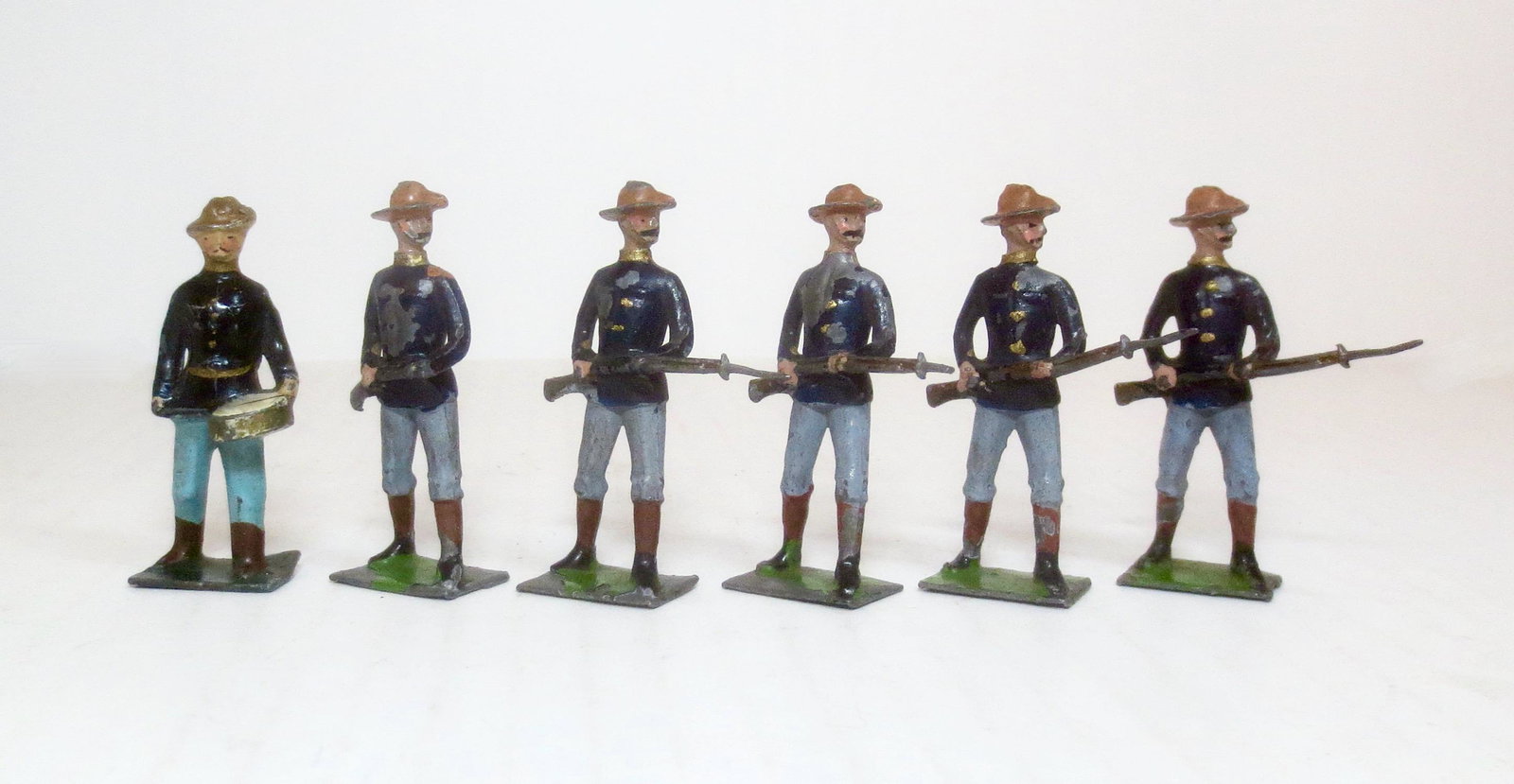 Britains Beiser U.S. Infantry At The Ready: Slouch Hats, Blue Uniforms. Pre war issue, circa 1907. Good condition (one broken rifle, one clipped bayonet). Unboxed.