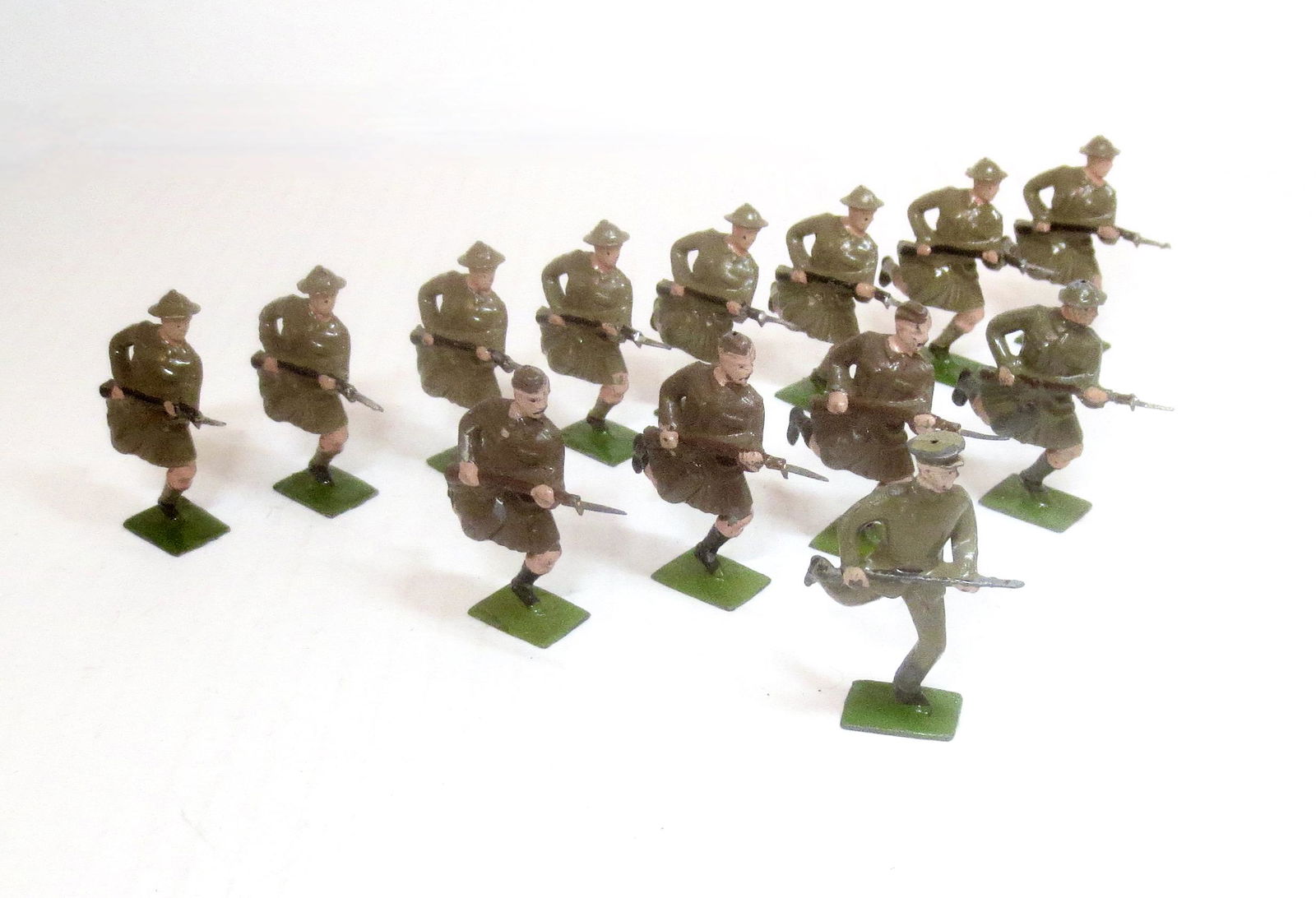 Britains Second Grade Highlanders Charging (1 of 1)