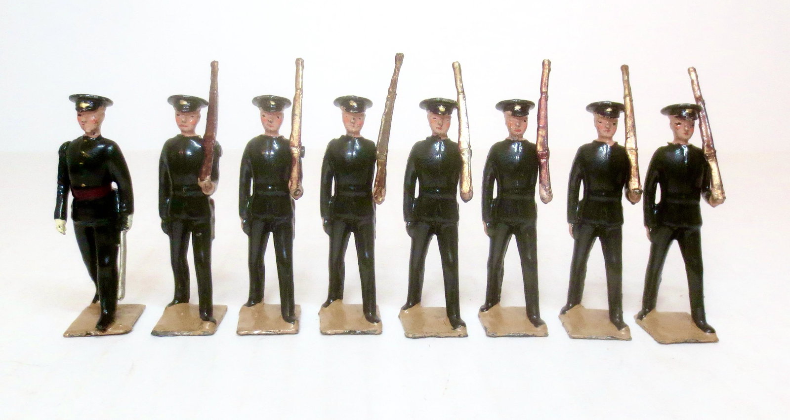 Britains #1538 The Territorial Marching at the Slope: Post war issue. 8 pieces. Mint to near mint condition. Unboxed.