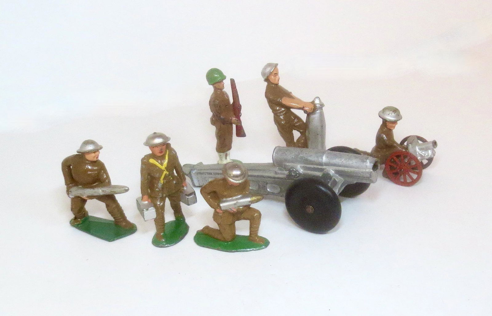 Barclay & Manoil Artillery Figures: With large cannon (missing barrel). Excellent to good condition (one missing rifle tip, two replacement helmets).