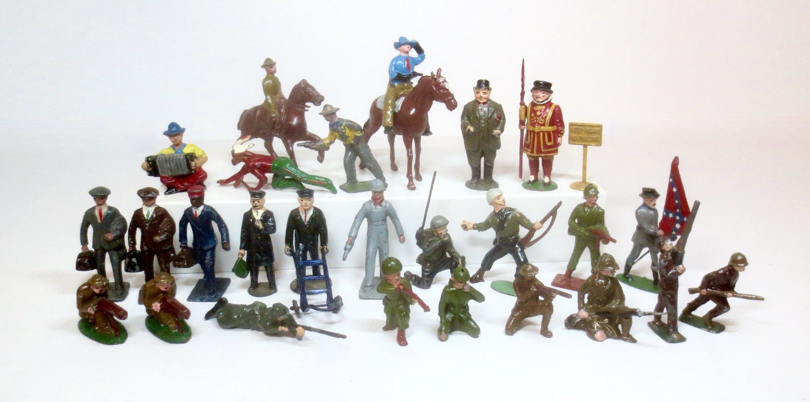 Large Variety of Makers & Figures: Figures from Barclay, Britains, Crescent, Feix, Jones, Lincoln Logs, Timpo, Johillco and Japan. 27 pieces. Excellent to very good condition. Unboxed.