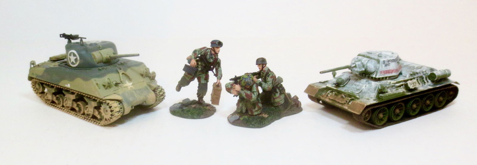 Britains WW2 Figures & Corgi Tanks (1 of 1)