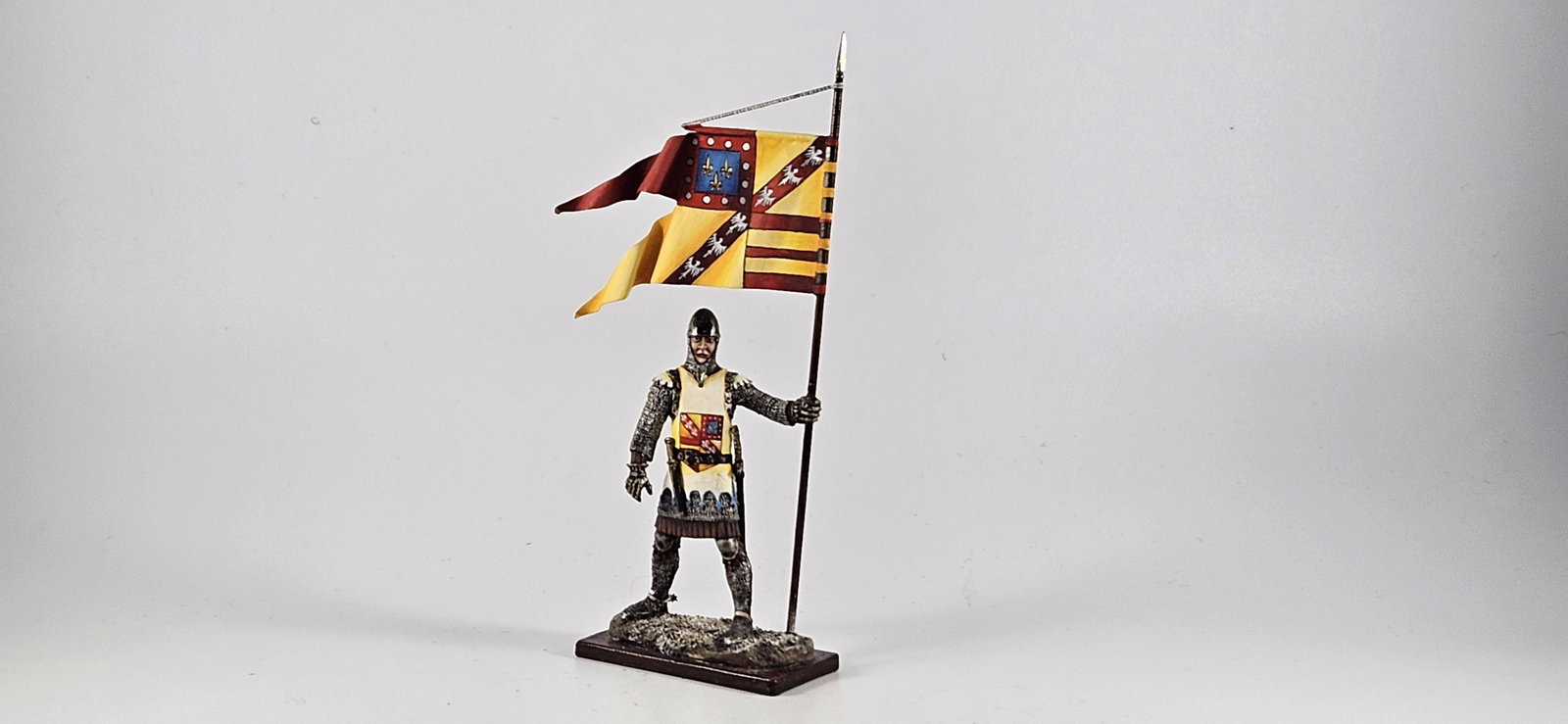 AeroArt St. Petersburg #ME 14 Knight With Flag: AeroArt Military Miniatures - The St. Petersburg Collection #ME 14 - Knight with Flag. Produced in 1995, and a total of 262 figures ever made (Many flag variants). Near Mint, Unboxed, 1 piece.
