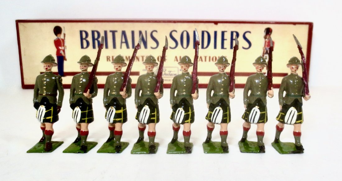 Britains #1901 The Cape Town Highlanders: Post war issue. 8 pieces. Mint to near mint condition. Box excellent, missing tie card.