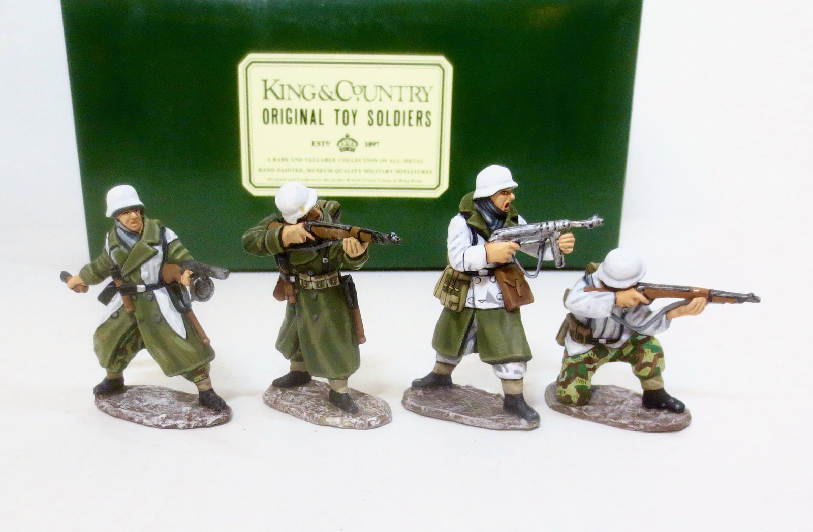 King & Country #WS17(W) Panzer Grenadiers: Winter version. Retired set. 4 pieces. Mint condition. Box excellent.