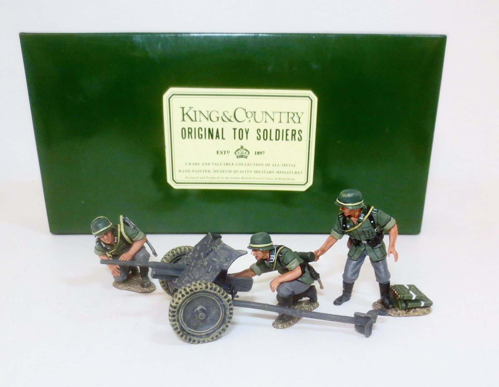 King & Country #WS042 36MM Anti Tank Gun: An NCO and two soldiers man their small portable anti-tank gun. Early-war BLITZKRIEG period. 4 pieces. Mint condition. Box excellent.